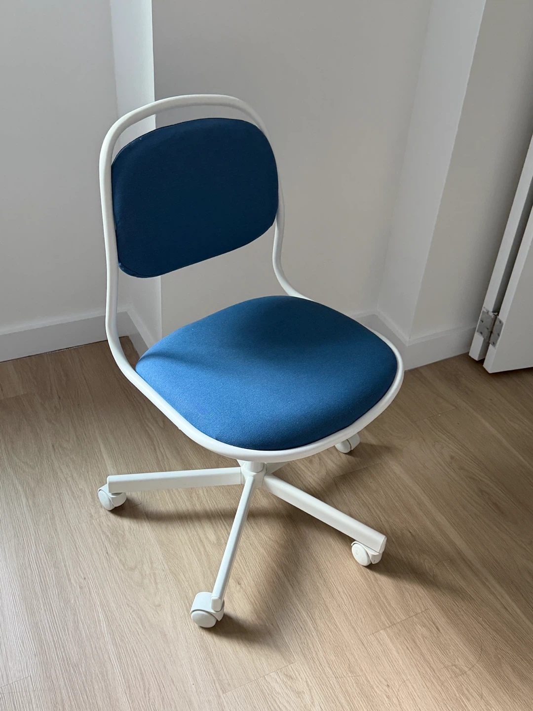 IKEA ÖRFJÄLL Swivel Chair - Blue/White