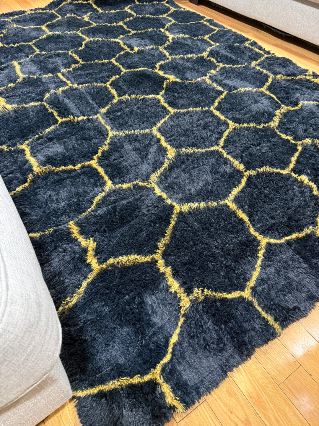 Plush Hexagon Pattern Area Rug - Black & Gold