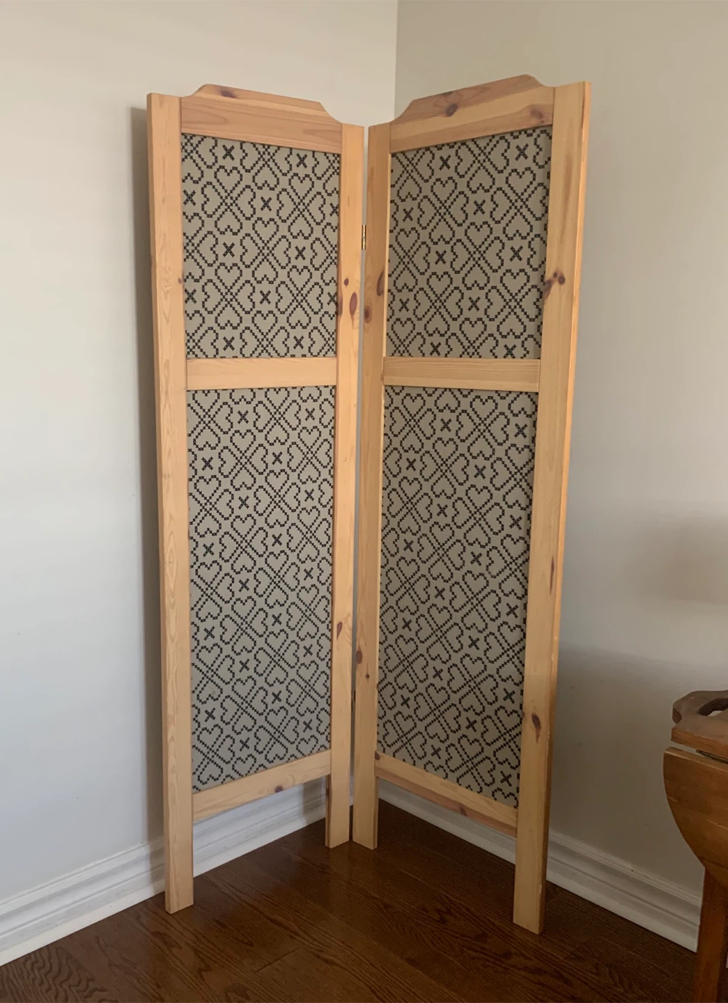 Wooden 2-Panel Room Divider Screen with Heart Pattern