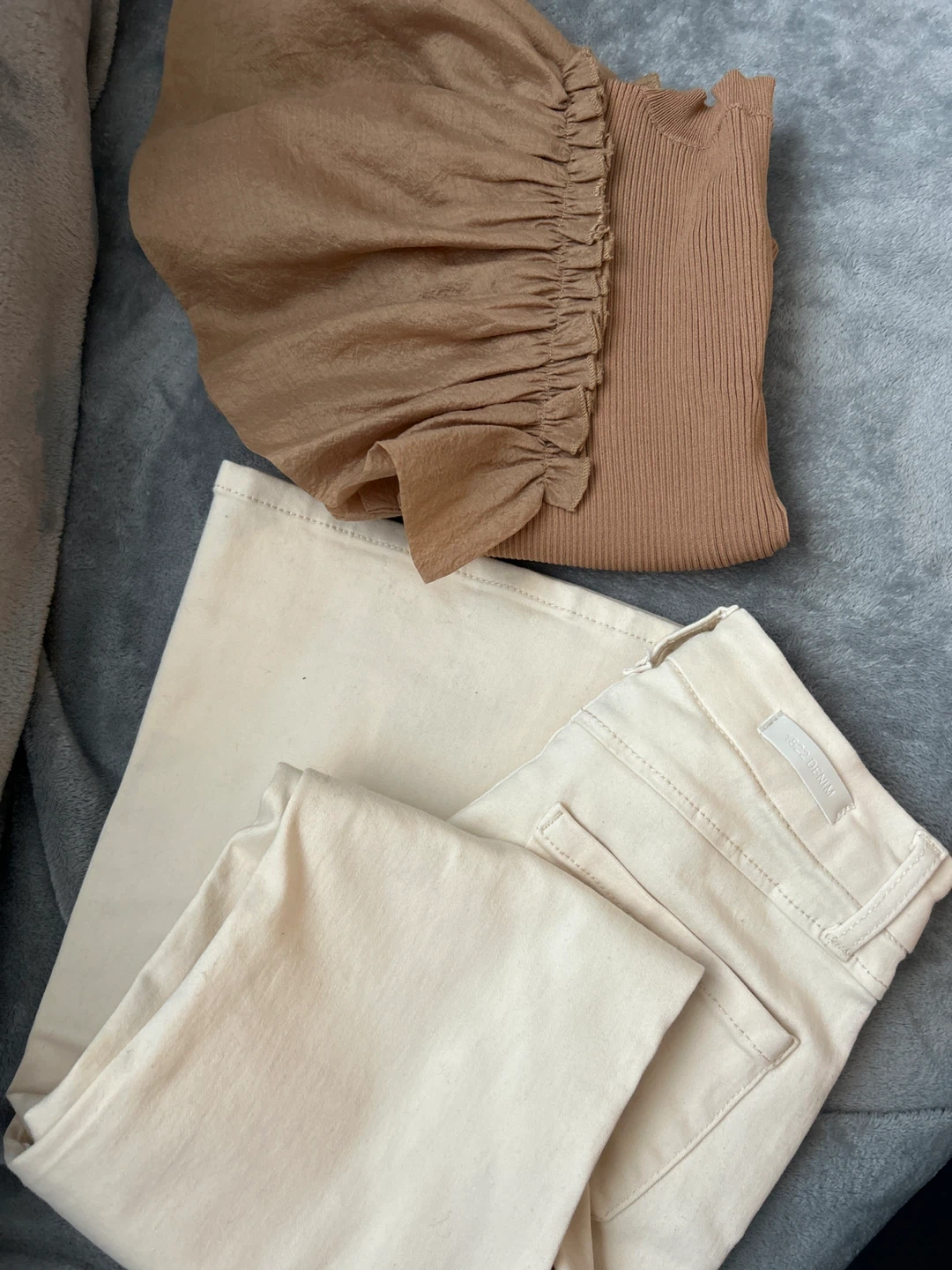 Zara Ribbed Knit Top with Puff Sleeves & Beige Pants Set - photo 5