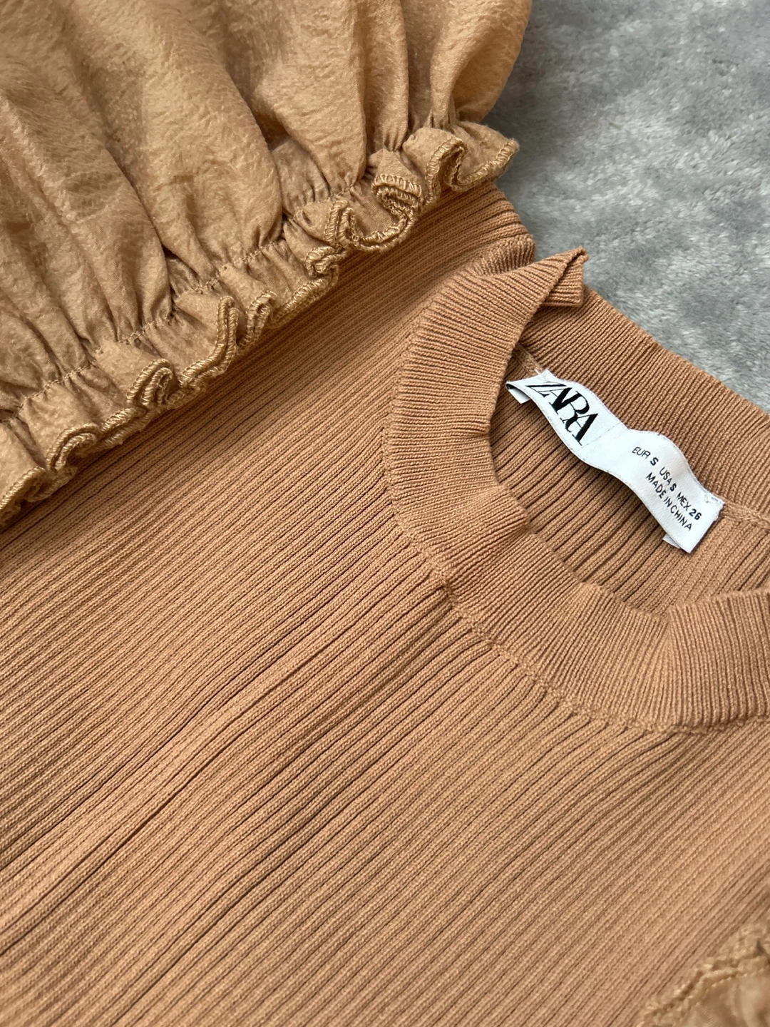 Zara Ribbed Knit Top with Puff Sleeves & Beige Pants Set - photo 2