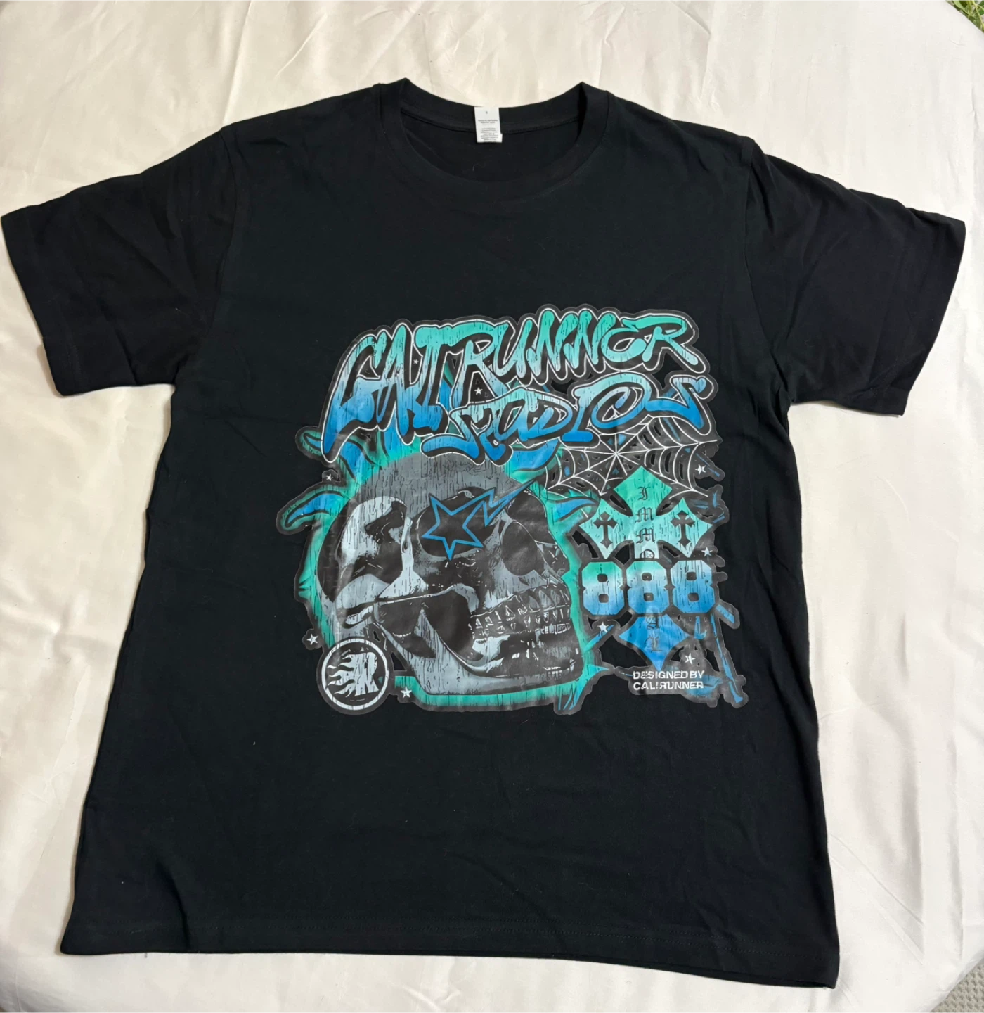 CaliRunner T-shirt with skull print and number "888".