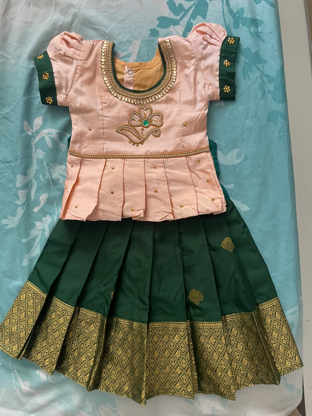 Pattu Pavadai