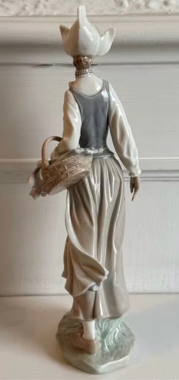 Lladro Porcelain Figurine - Woman with Basket - photo 2