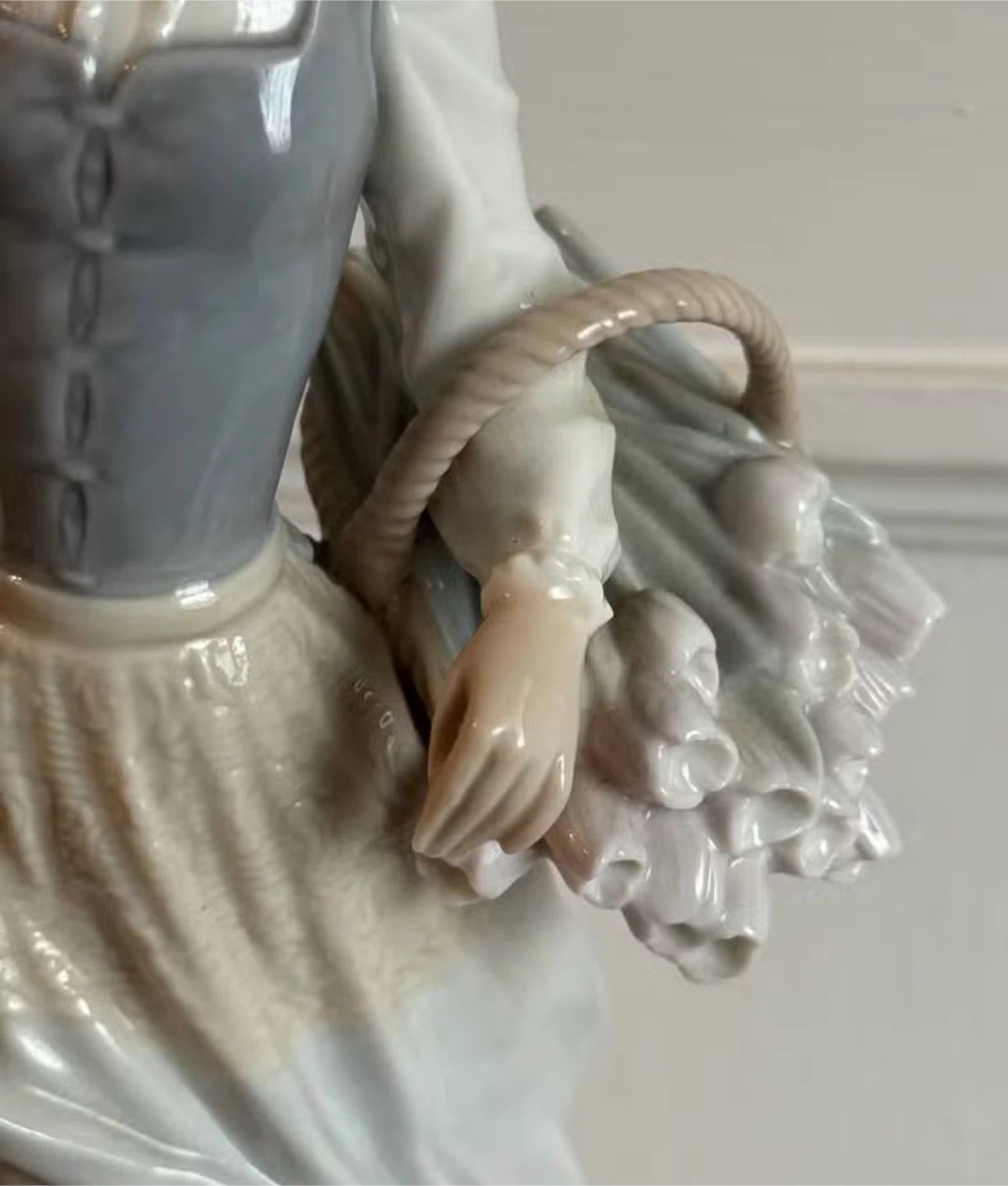 Lladro Porcelain Figurine - Woman with Basket - photo 4