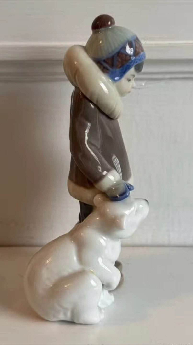 Lladro Porcelain Figurine of Girl with Polar Bear - photo 3
