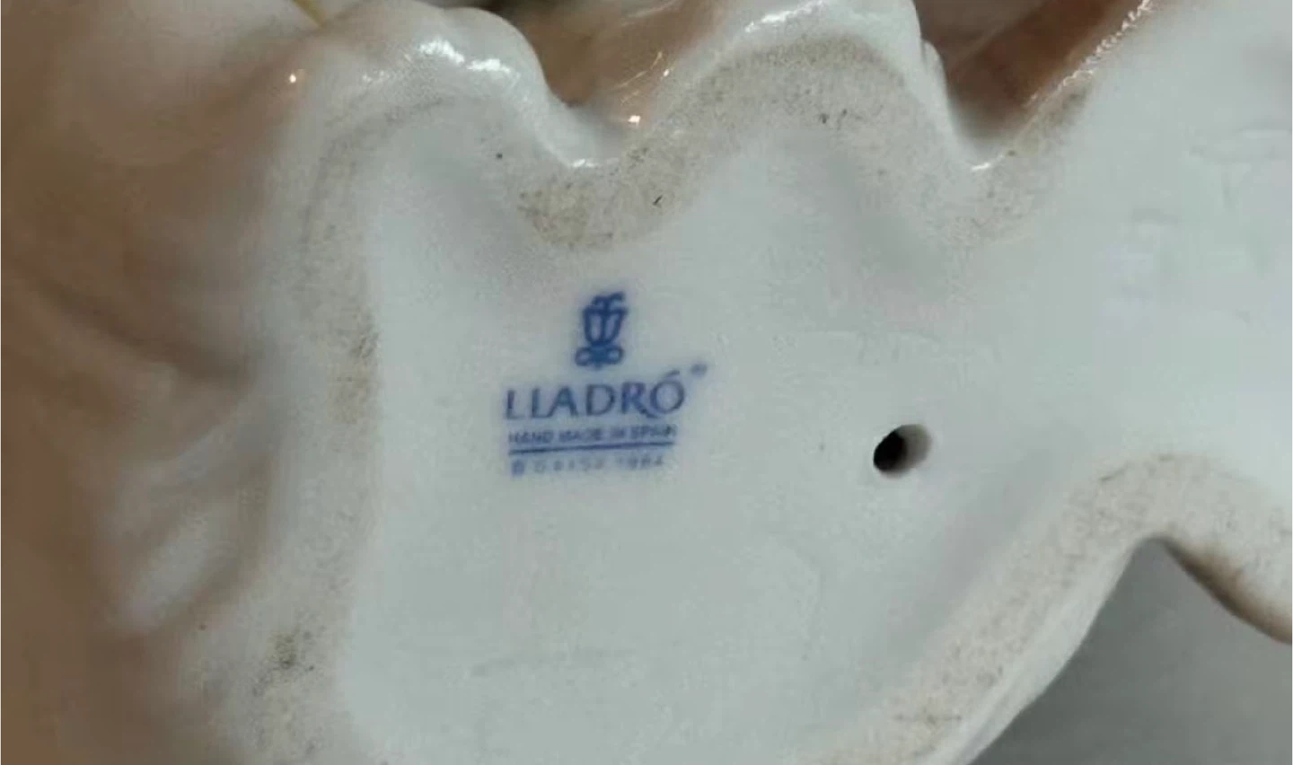 Lladro Porcelain Figurine of Girl with Polar Bear - photo 4
