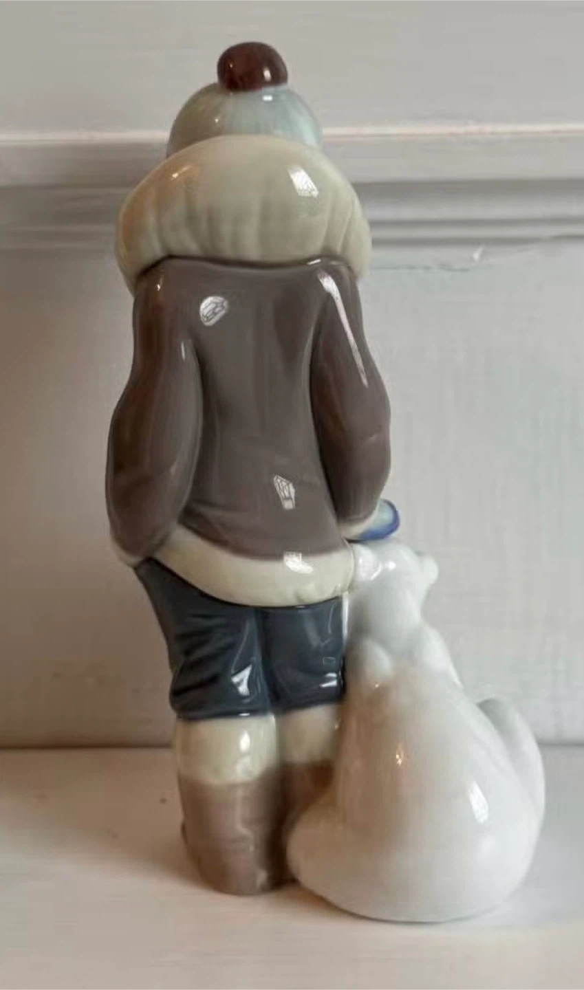 Lladro Porcelain Figurine of Girl with Polar Bear - photo 2