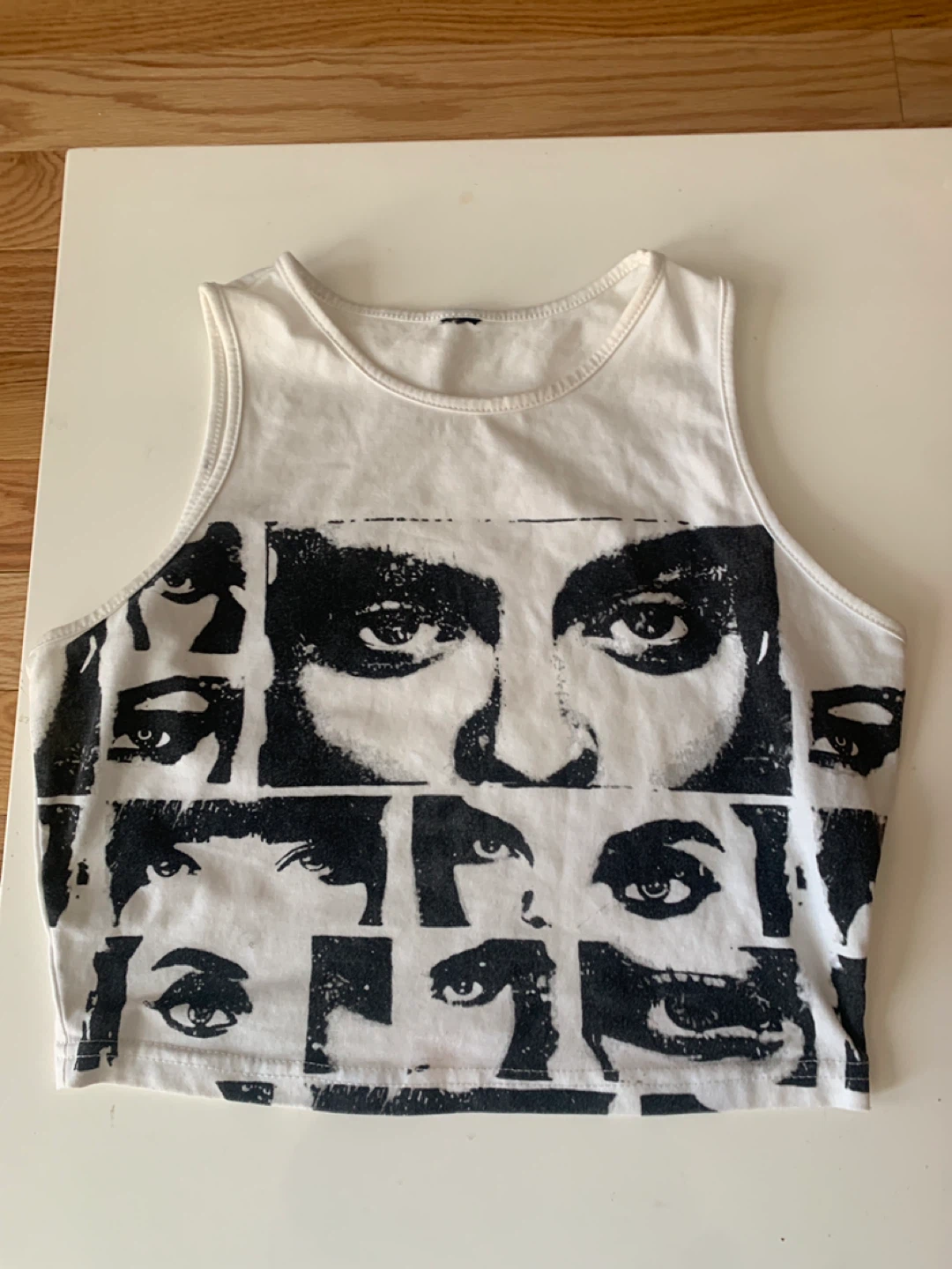 White tank top with graphic print -small