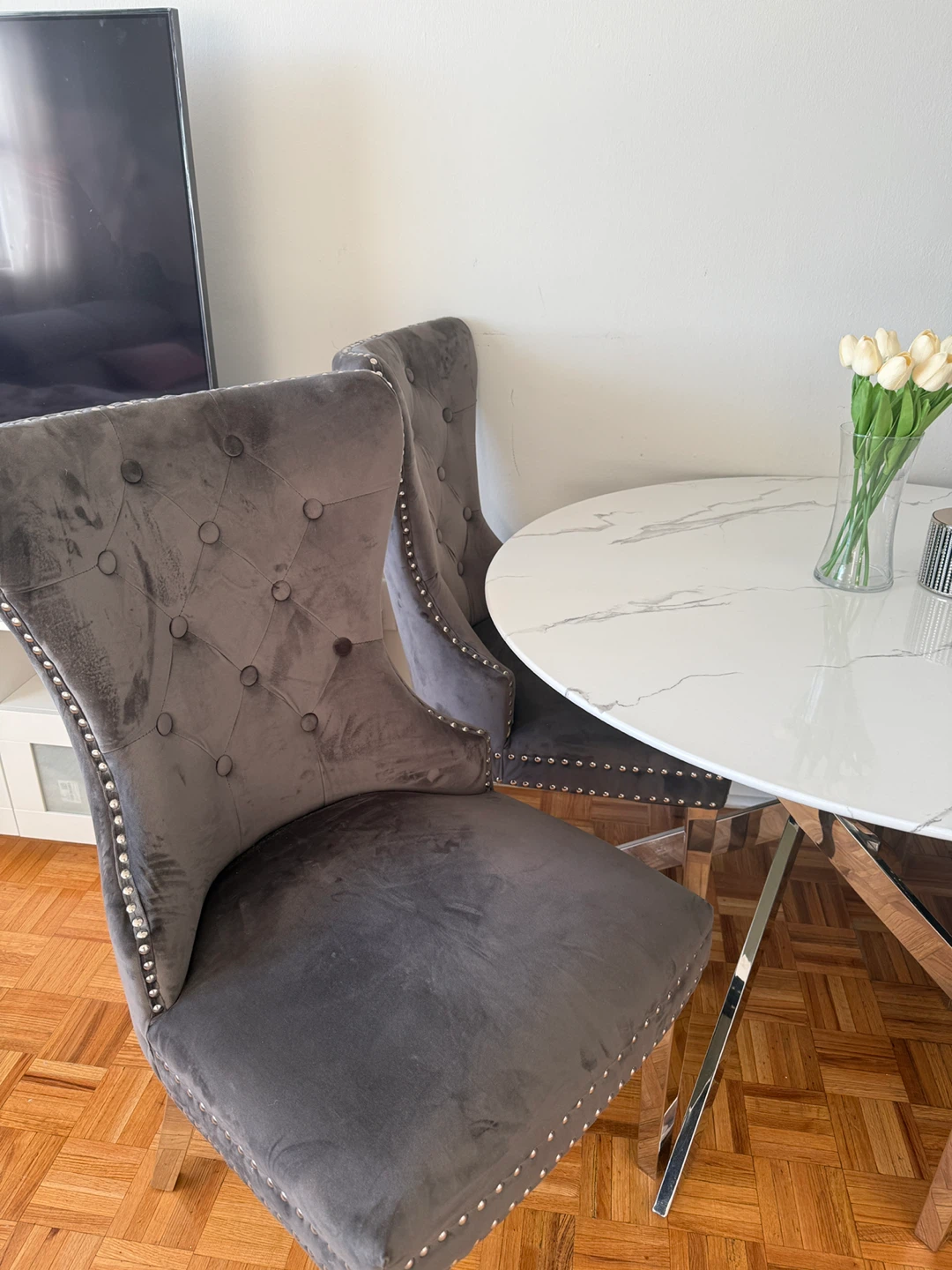 Round Marble Dining Table with 4 Grey Velvet Chairs - photo 3