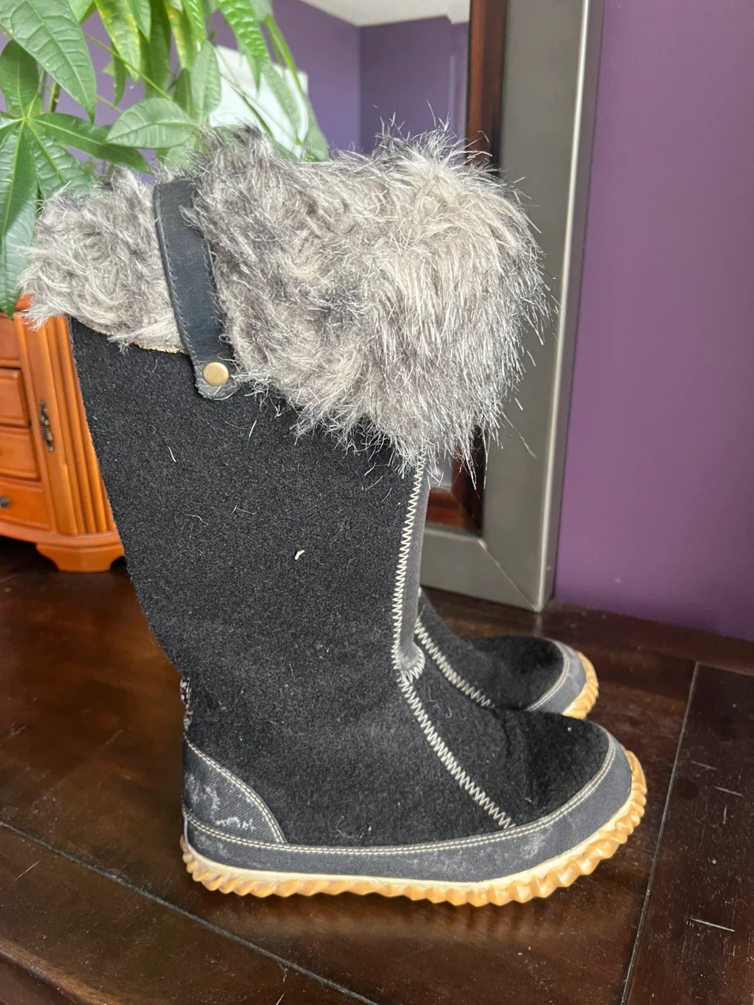 Woman’s sorel Boots - Black with Fur Trim size 7 - photo 2