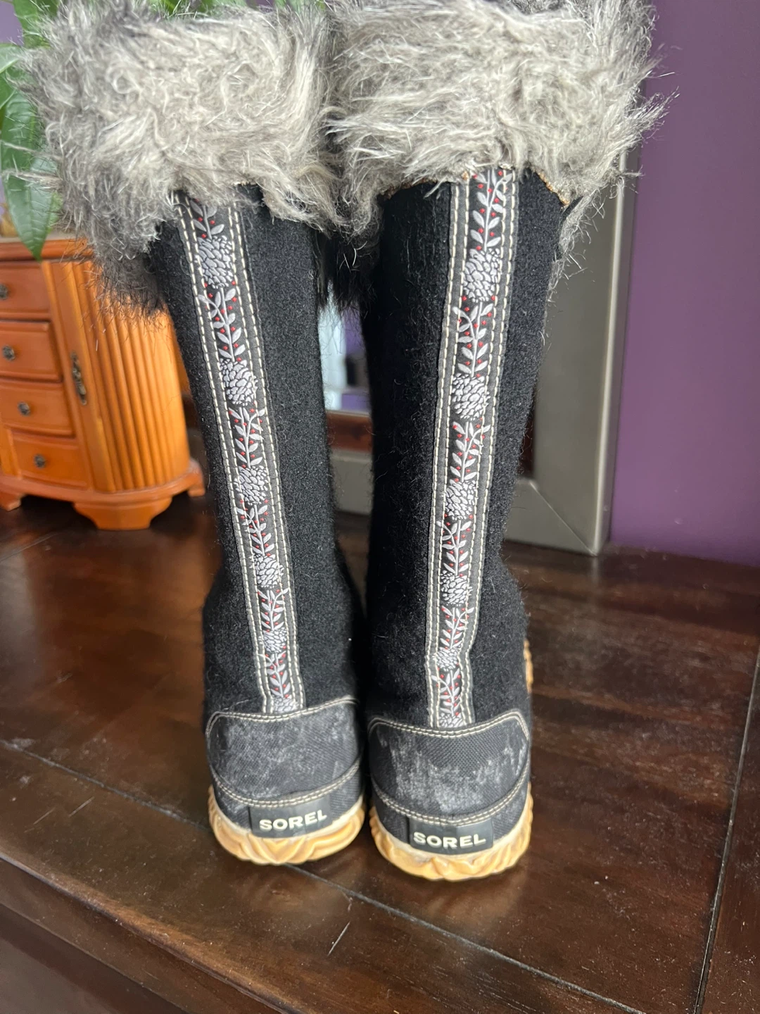Woman’s sorel Boots - Black with Fur Trim size 7 - photo 3