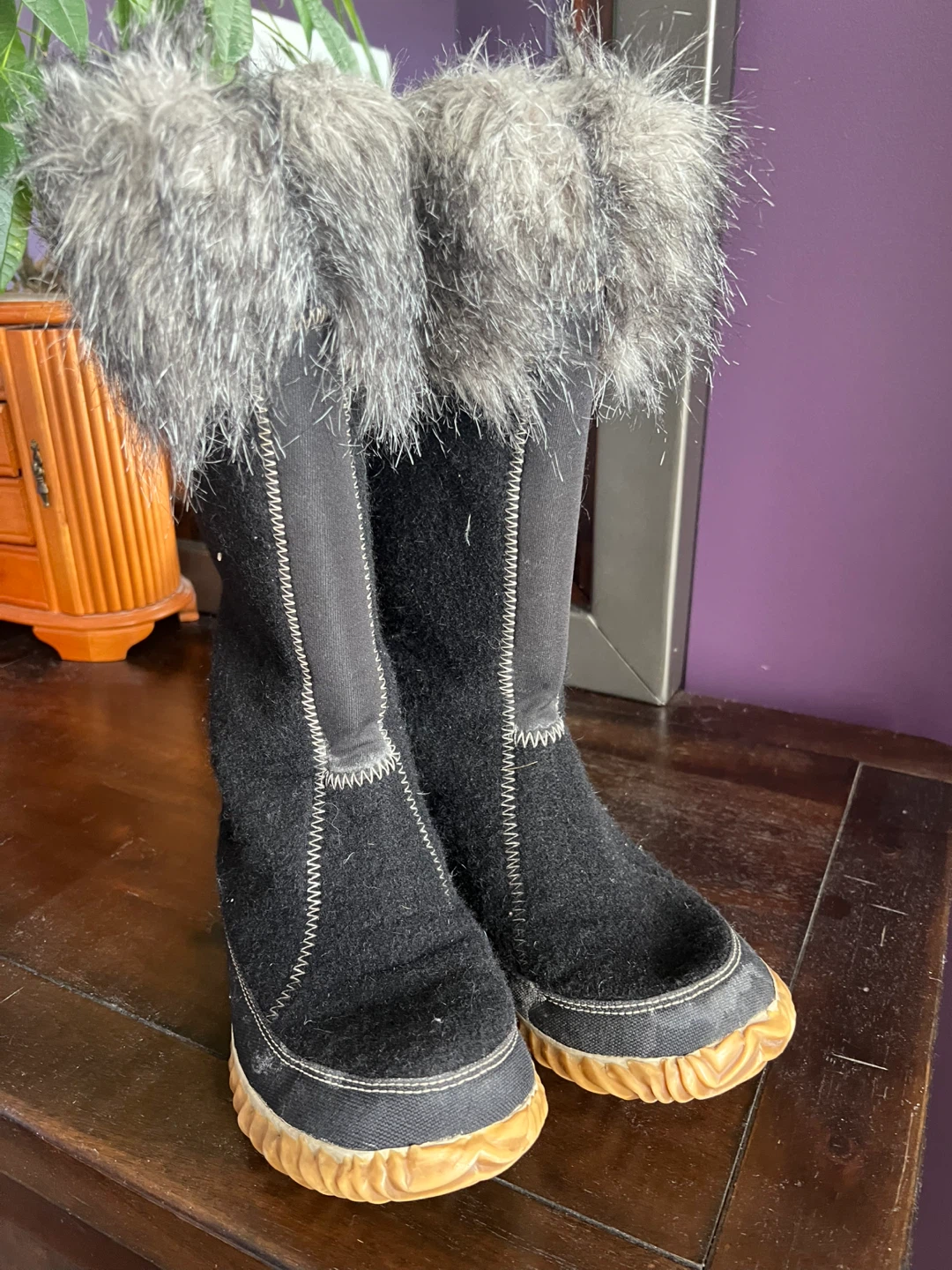 Woman’s sorel Boots - Black with Fur Trim size 7