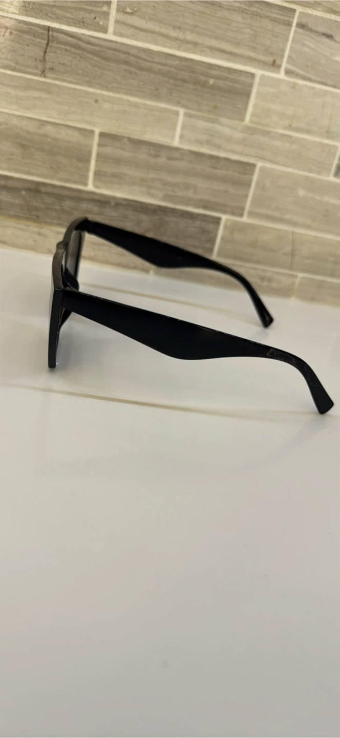 Black Cat-Eye Sunglasses - photo 2