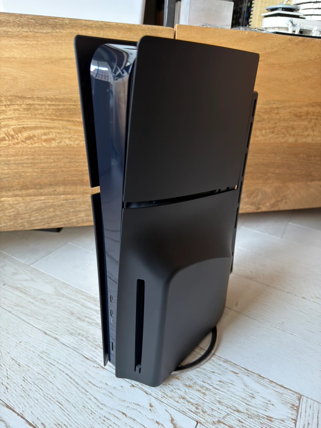PS5 slim Disc edition + extra items - photo 2