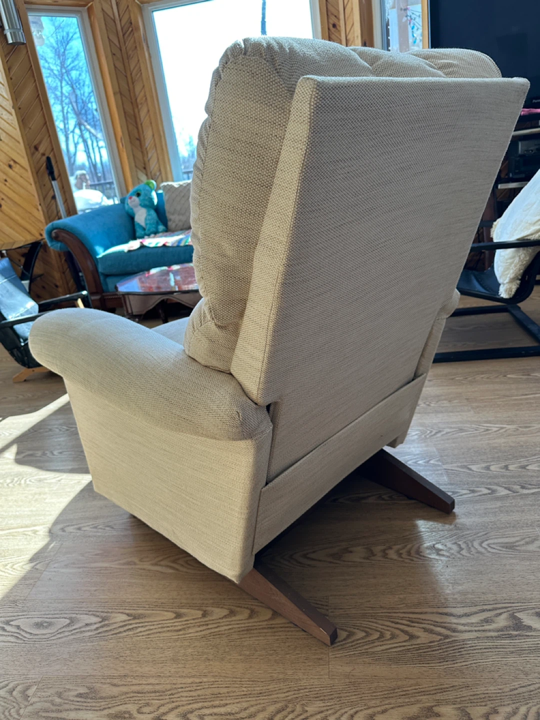 Lovely Beige La-Z-Boy Recliner Chair (CAN DELIVER) - photo 2