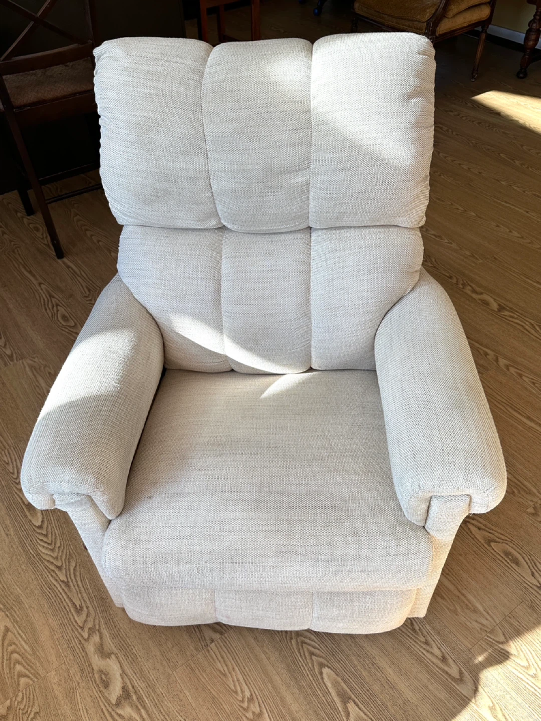 Lovely Beige La-Z-Boy Recliner Chair (CAN DELIVER)