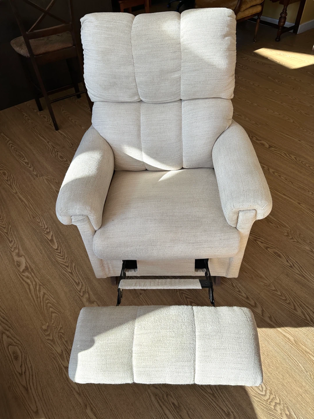 Lovely Beige La-Z-Boy Recliner Chair (CAN DELIVER) - photo 4