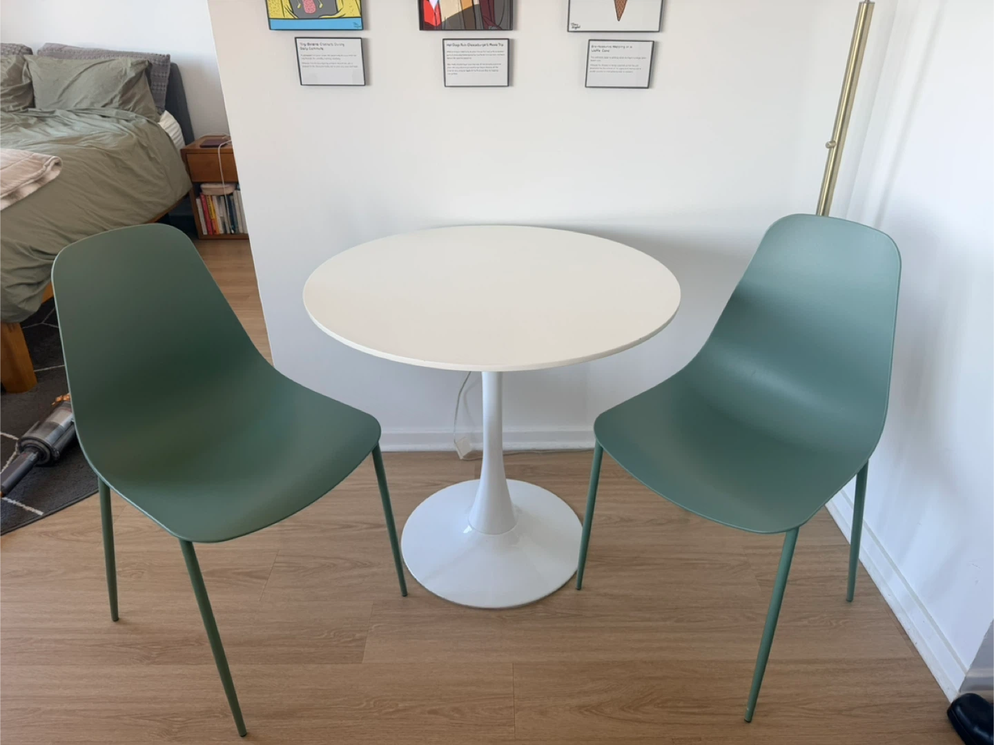 White Round Pedestal Dining Table