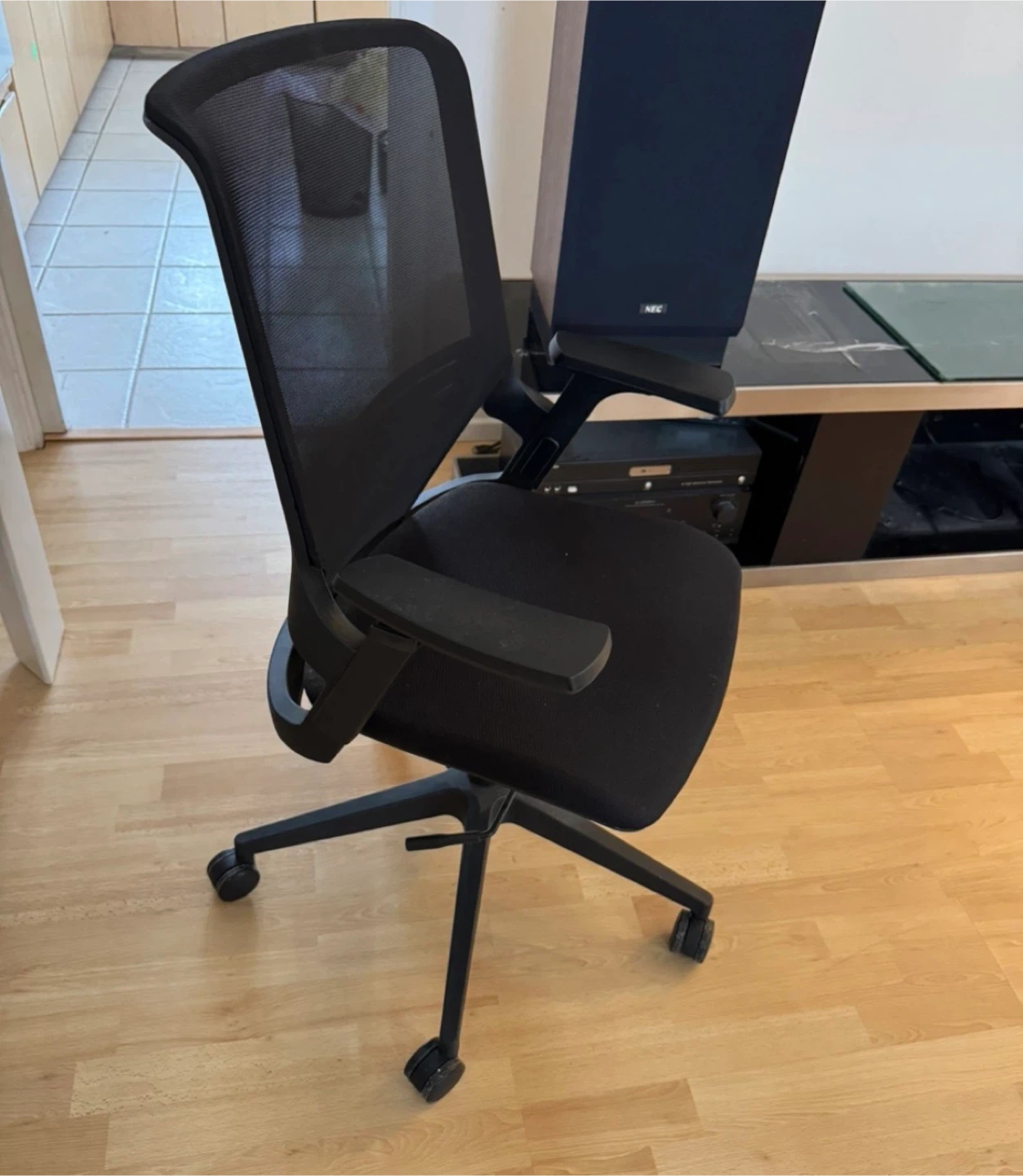 Black Mesh Office Chair - photo 2