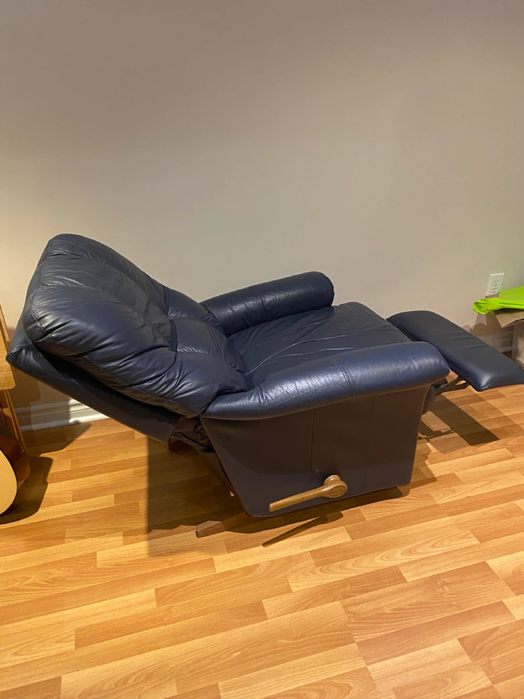 Navy Blue La-Z-Boy Leather Recliner - photo 5