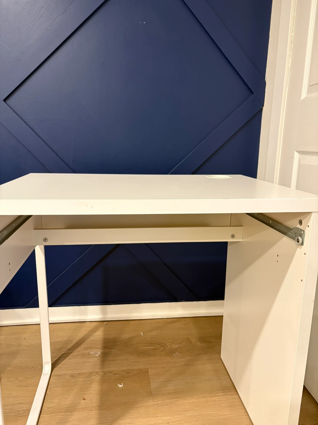 White minimalist desk - photo 2