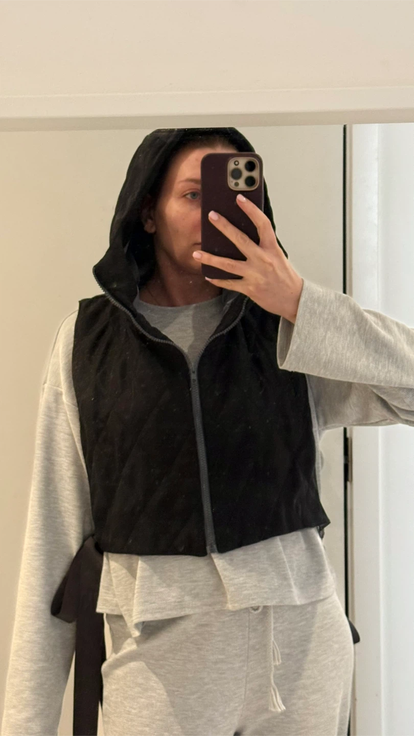 Black windproof hooded vest - photo 2