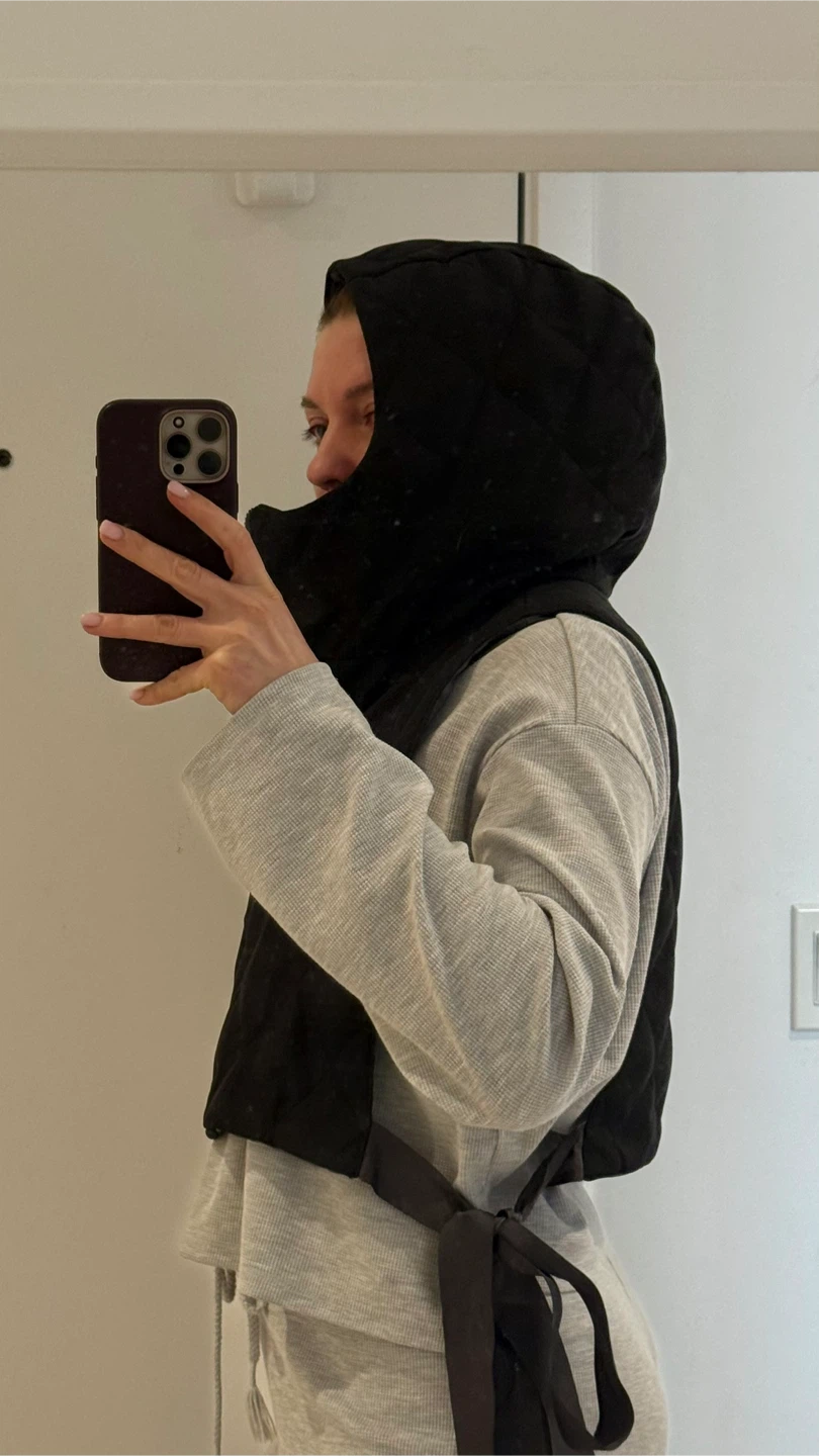 Black windproof hooded vest