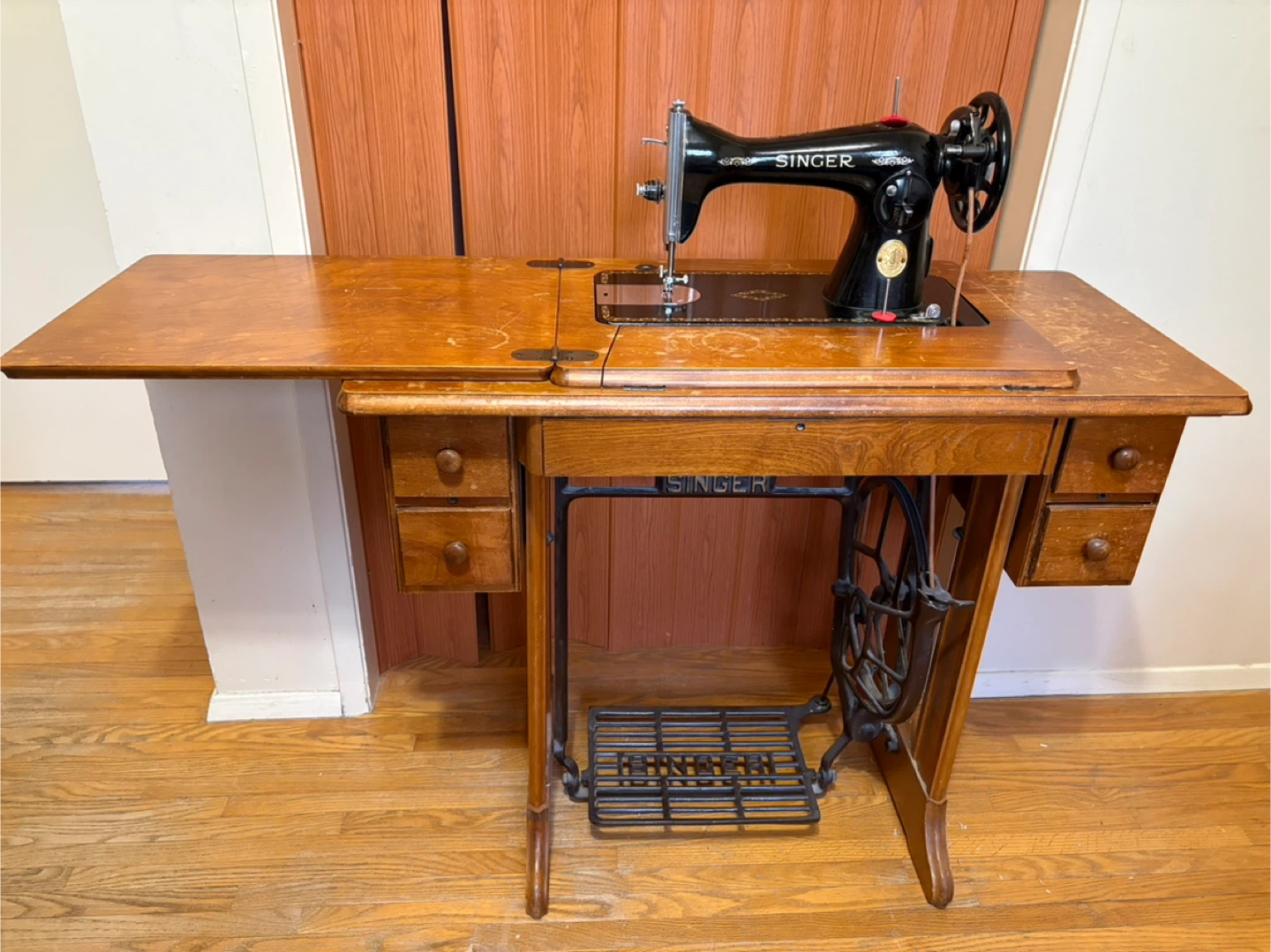 Vintage Singer Sewing Machine with Cabinet - photo 2