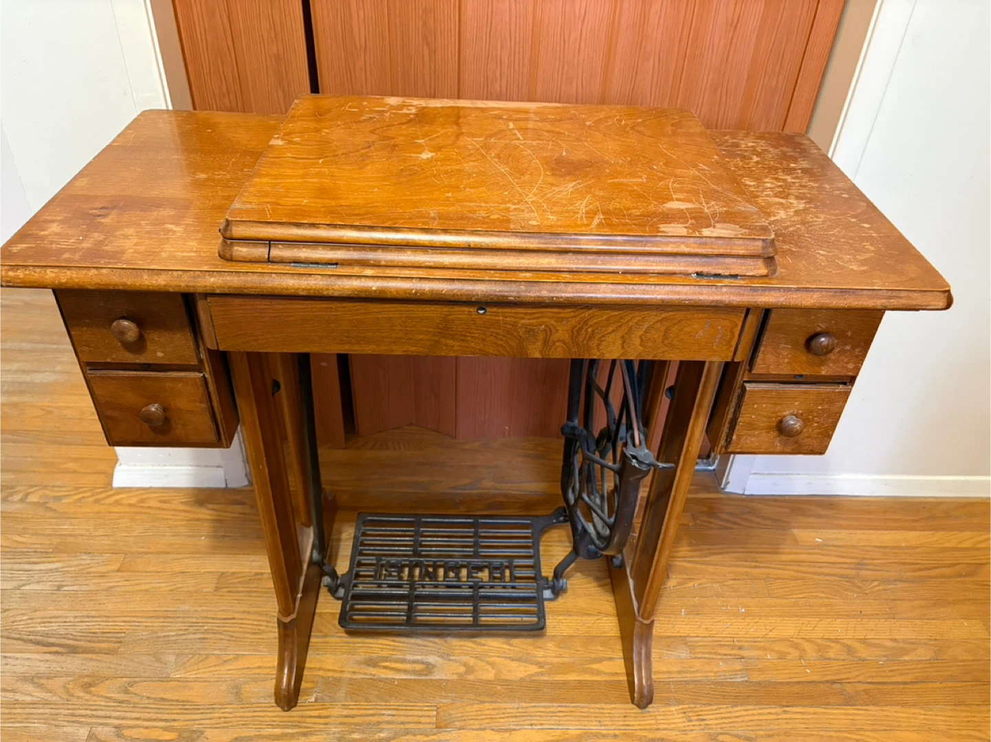 Vintage Singer Sewing Machine with Cabinet - photo 4