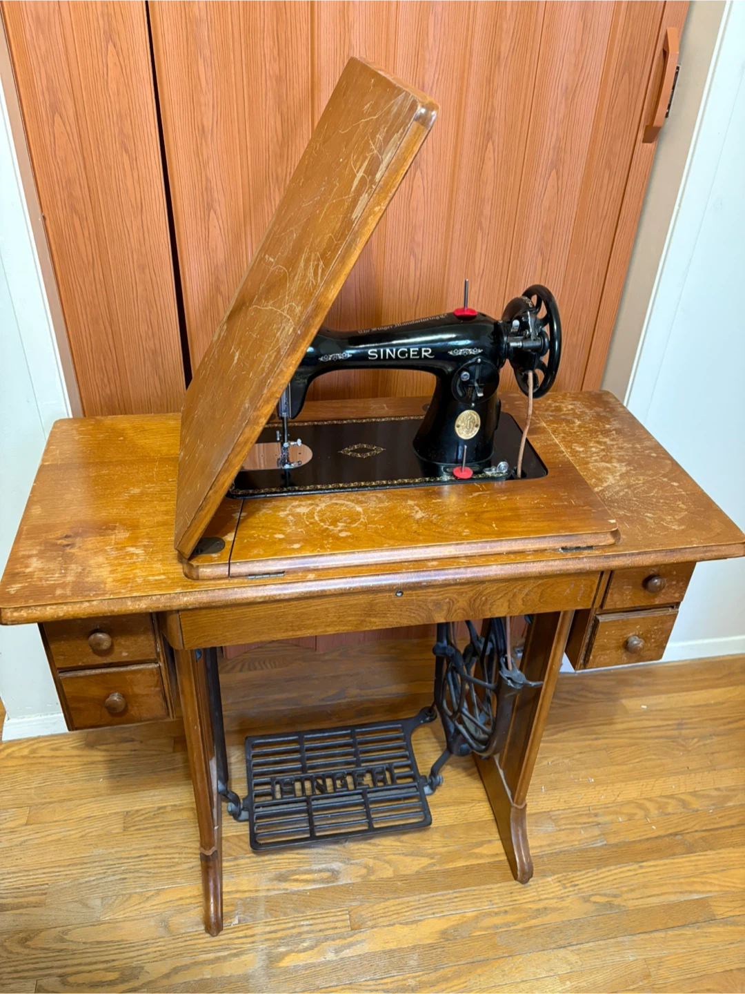 Vintage Singer Sewing Machine with Cabinet - photo 3