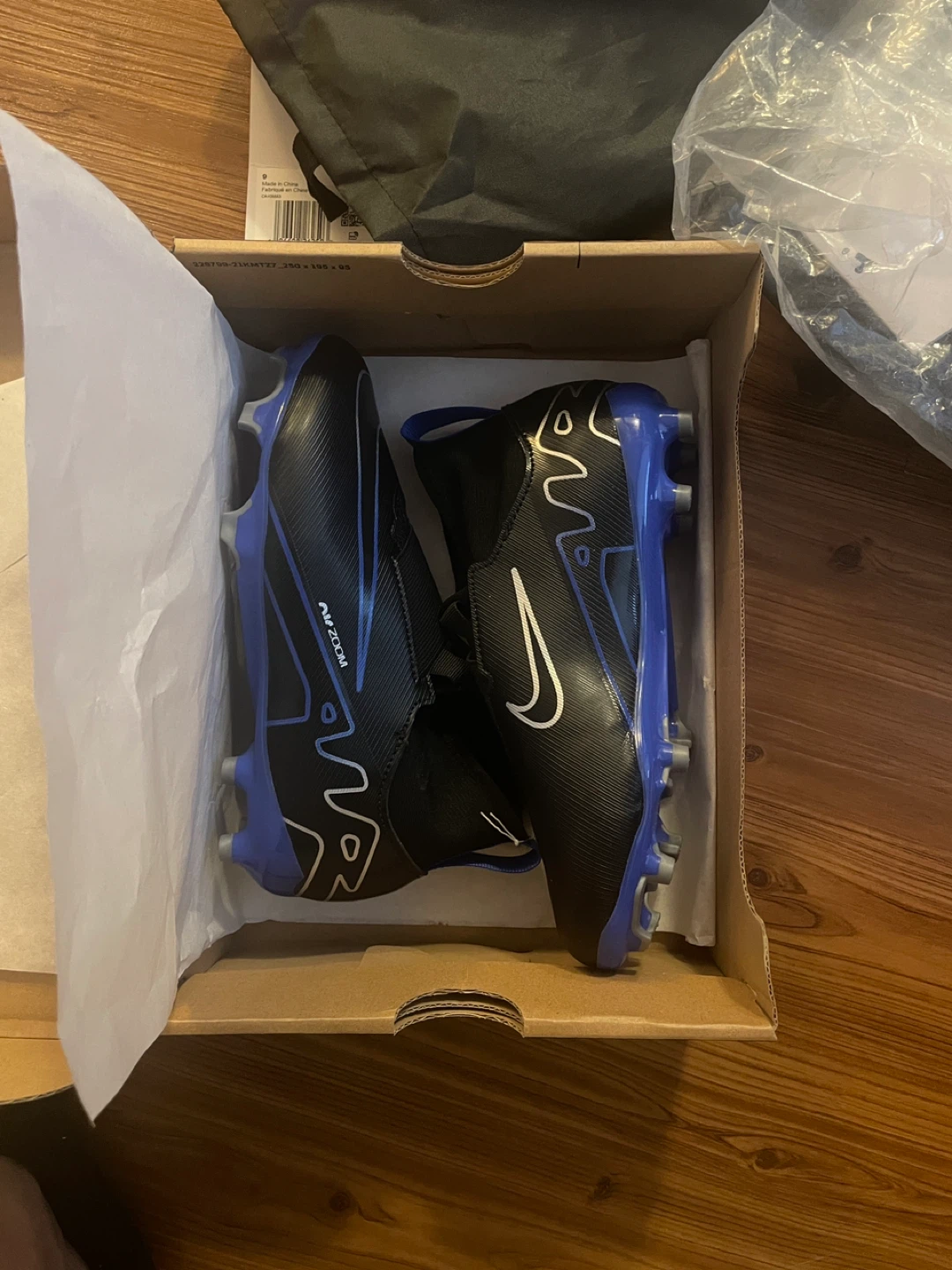 BRAND NEW boy youth nike soccer cleats shoes size 1Y & 4Y - photo 4