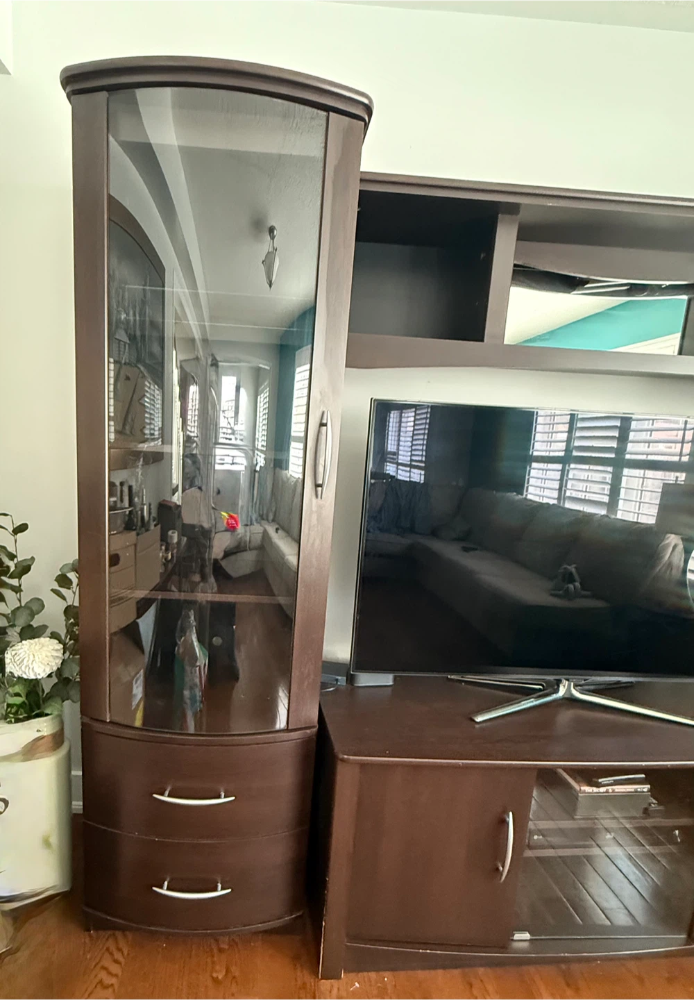 MOVING SALE - Dark Wood Entertainment Unit with Glass Cabinets - photo 4