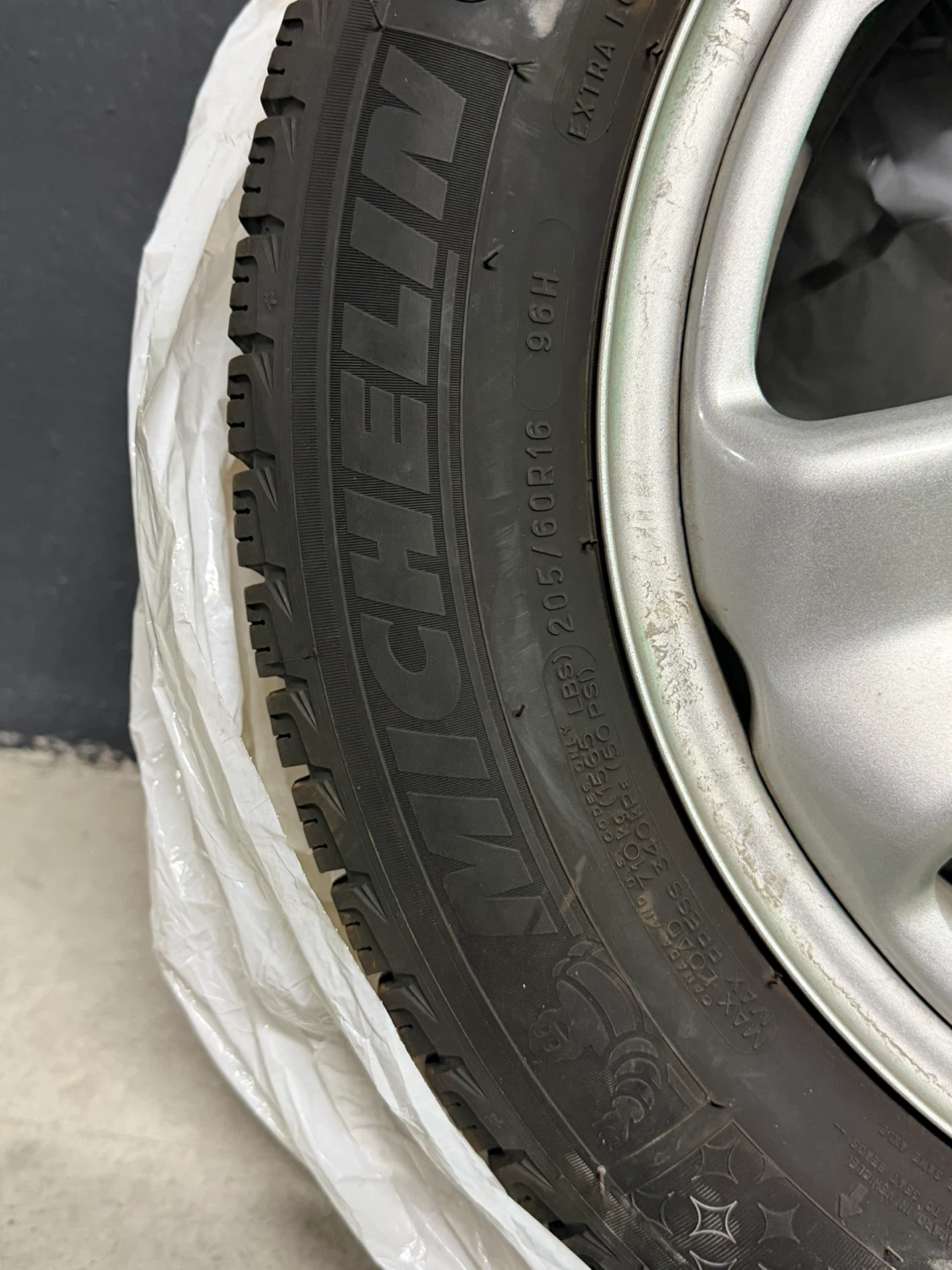95% new Michelin X-Ice snow tires and wheel 205/60/R16
