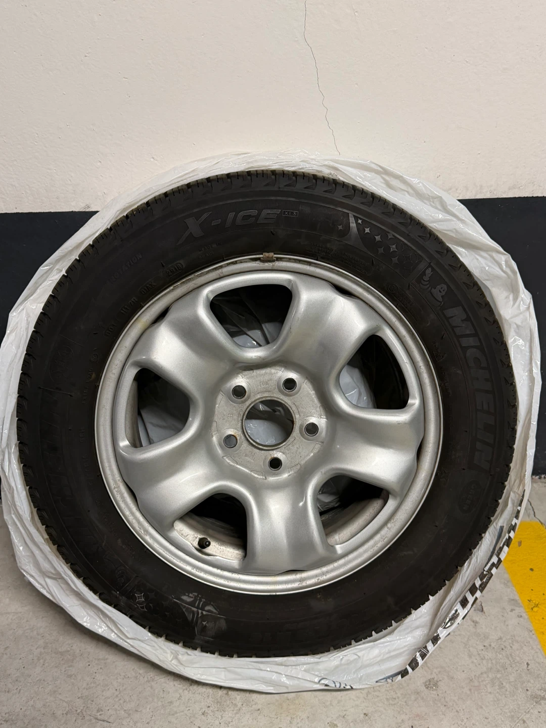 95% new Michelin X-Ice snow tires and wheel 205/60/R16 - photo 2