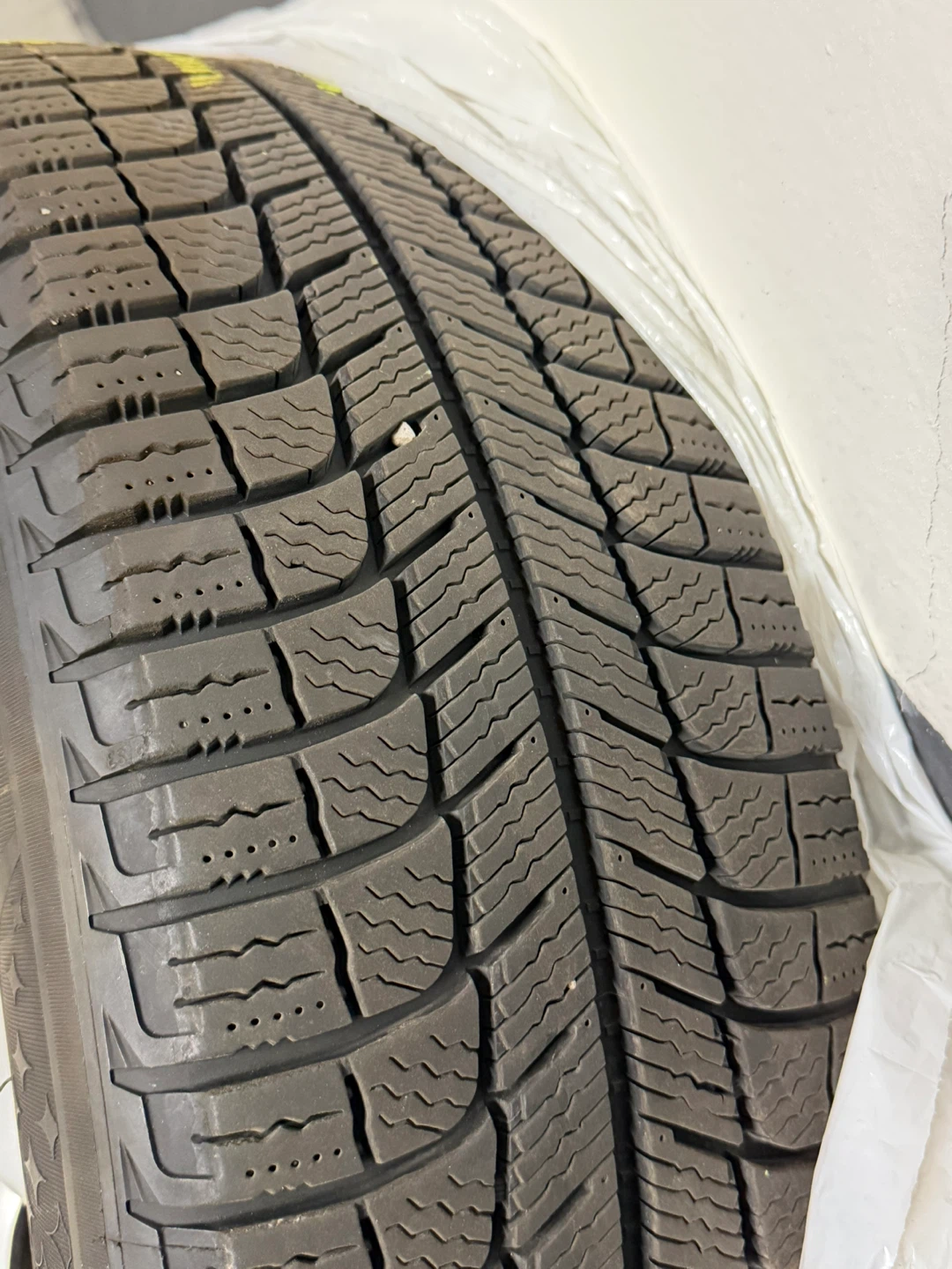 95% new Michelin X-Ice snow tires and wheel 205/60/R16 - photo 3