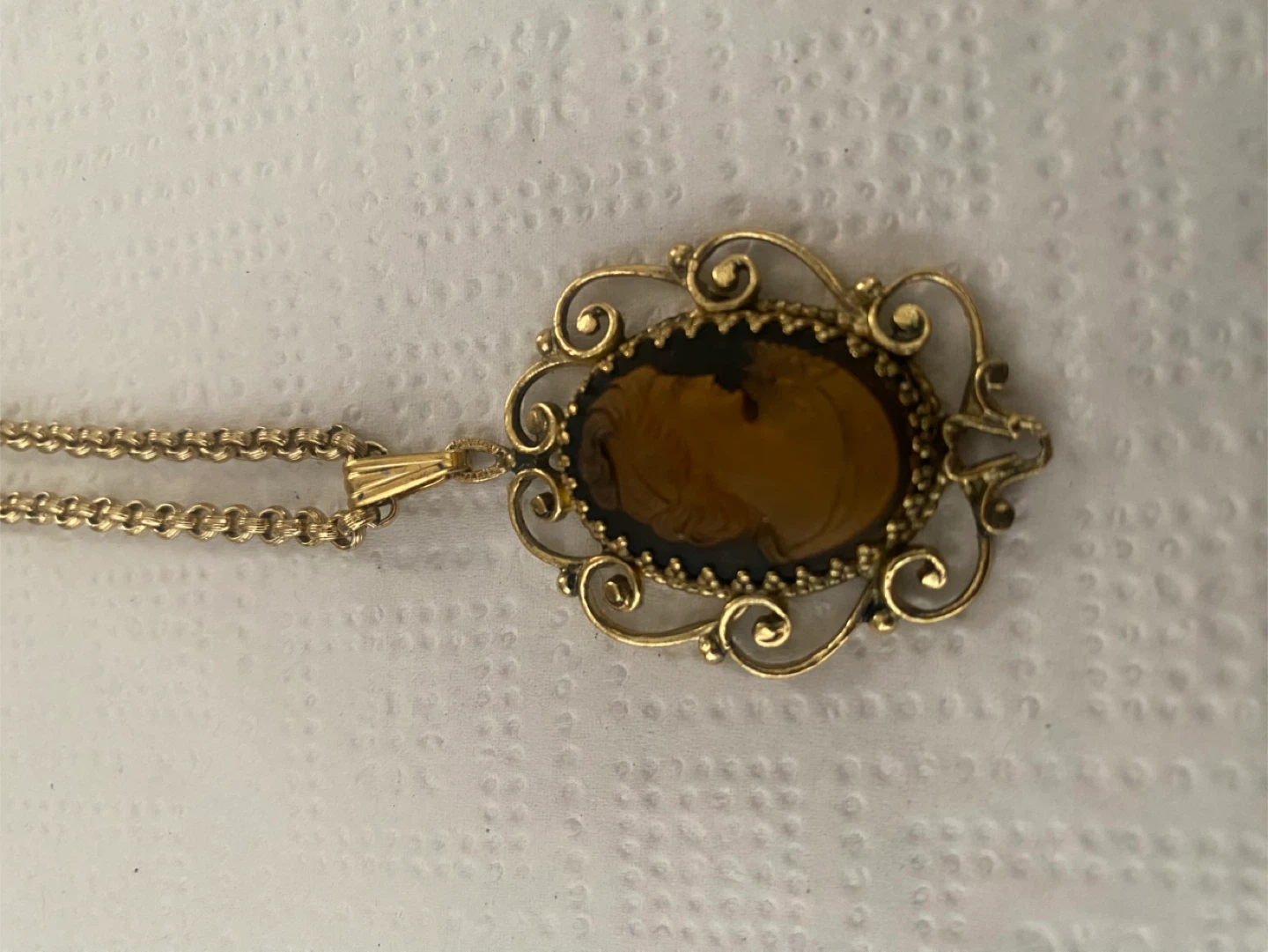 Vintage Cameo Pendant Necklace