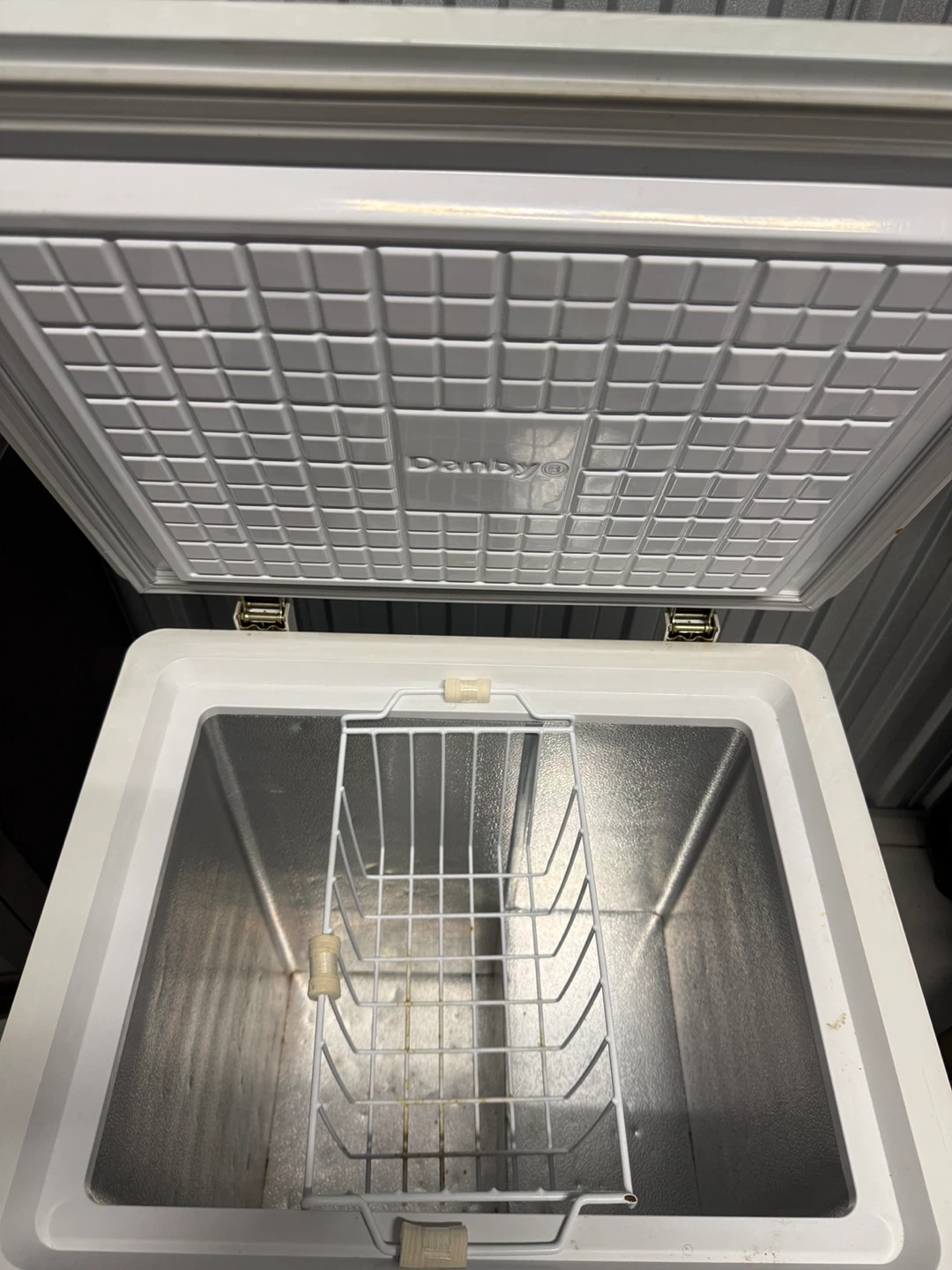 Danby Chest Freezer DCF401W - photo 5