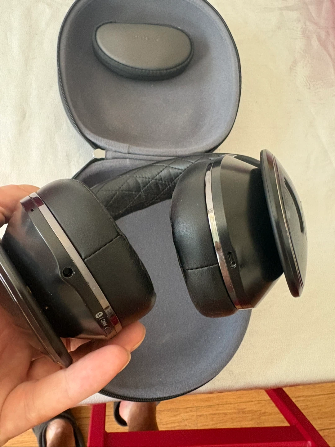 Samsung Level Over Wireless Headphones with Case - photo 5
