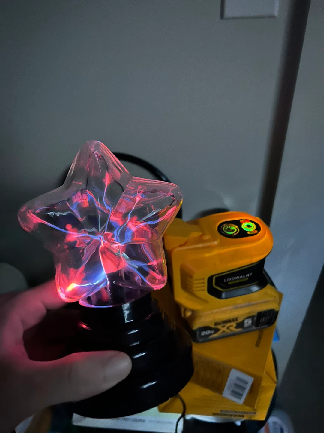 2 LIVOWALNY Power Inverter with DeWalt 20V Battery Adapter - photo 5