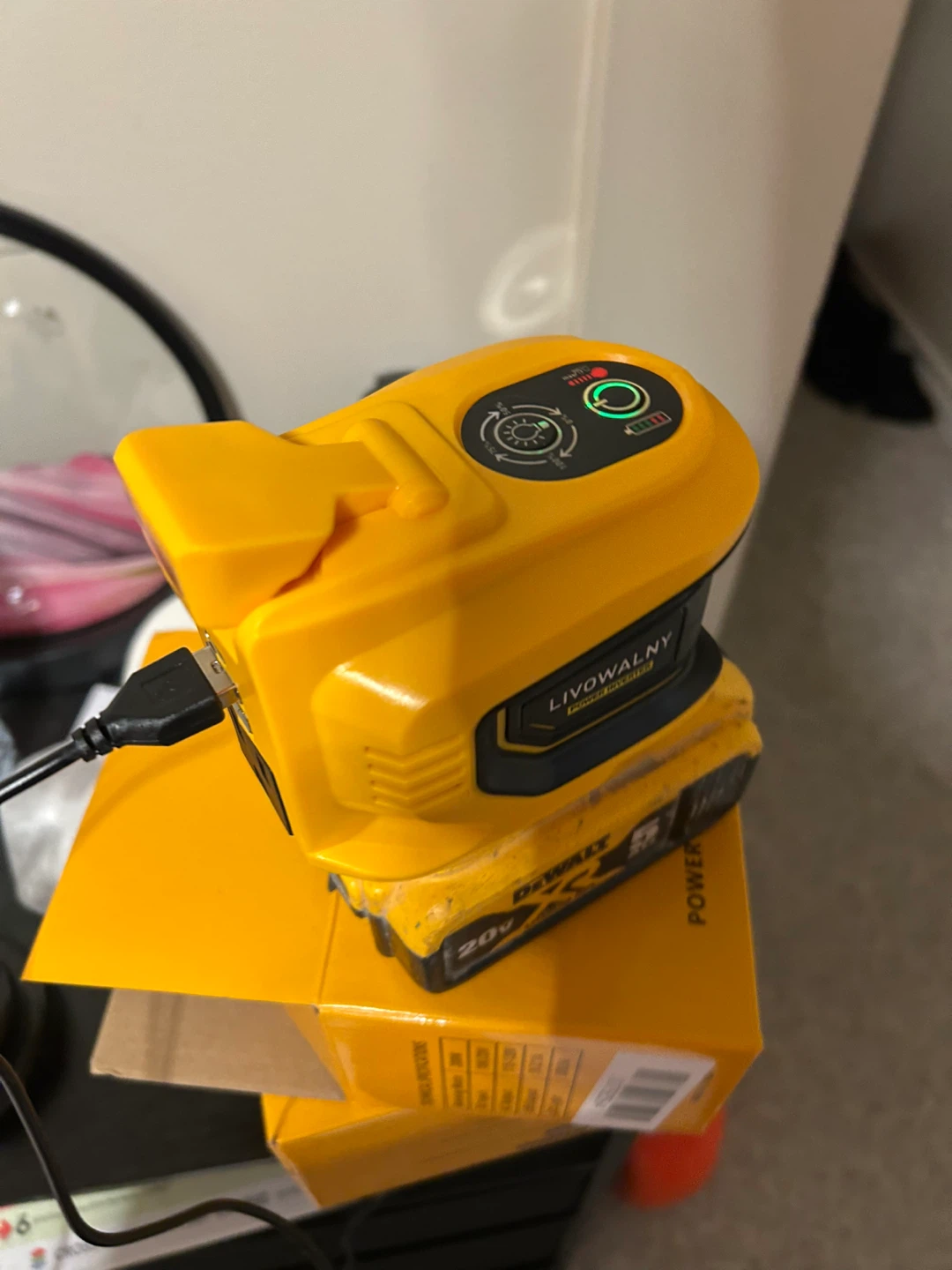 2 LIVOWALNY Power Inverter with DeWalt 20V Battery Adapter - photo 4