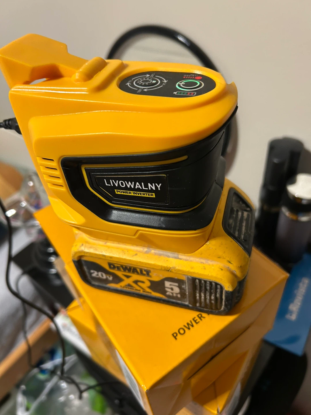 2 LIVOWALNY Power Inverter with DeWalt 20V Battery Adapter - photo 3