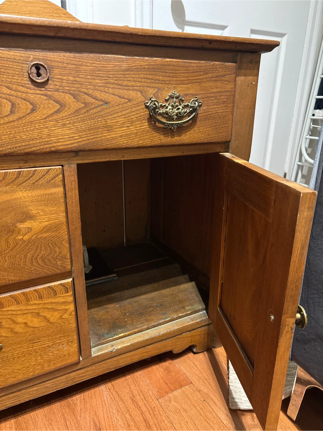 Solid Antique Oak Dresser with Cabinet - photo 3