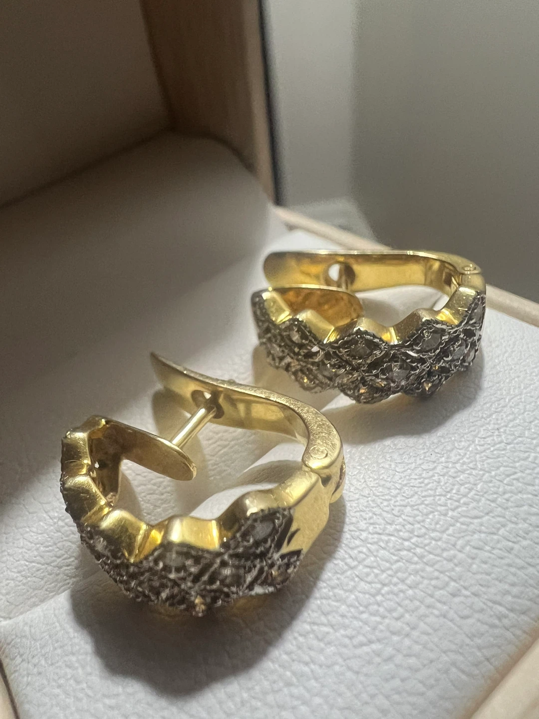 14 k Gold and Diamond Hoop Earrings - photo 5