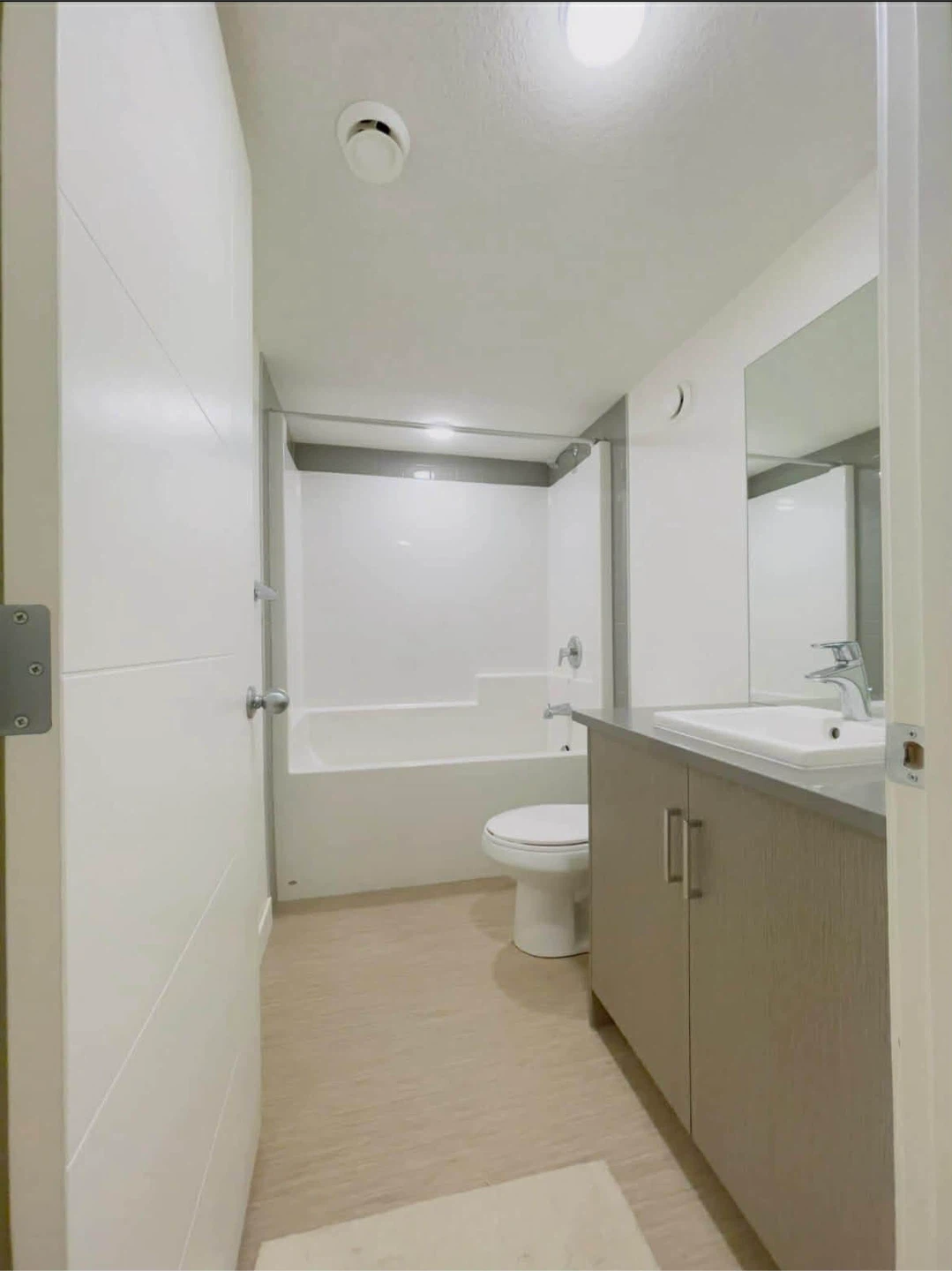 One bedroom besement suite - photo 3