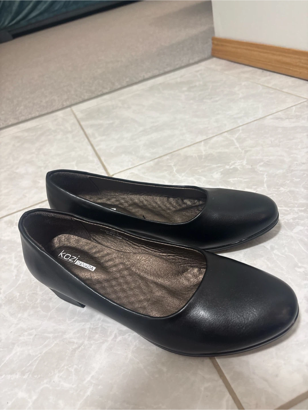 Kozi Canada Women's Black Flats