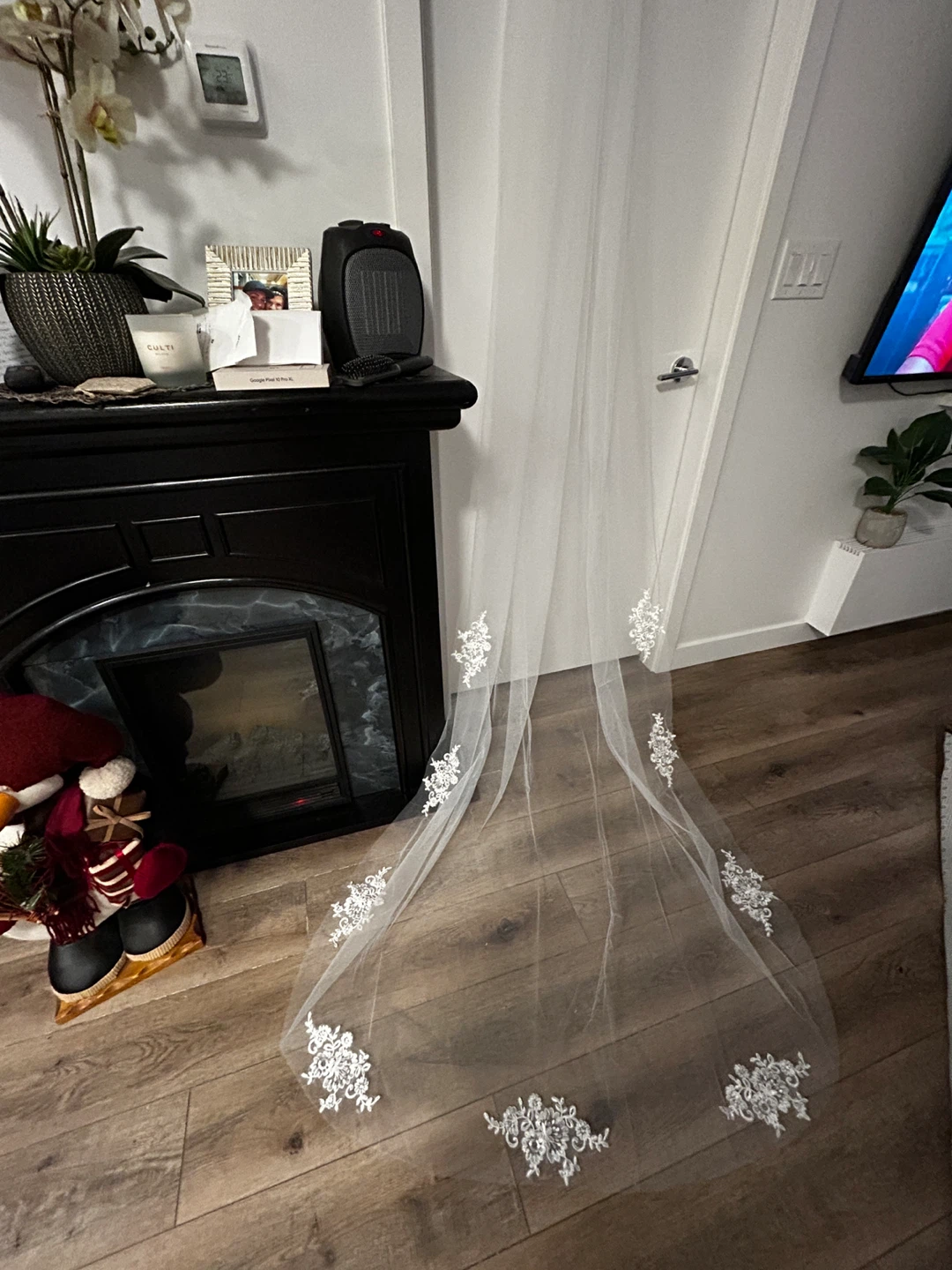 Soft White Lace embellished cathedral Veil - photo 2