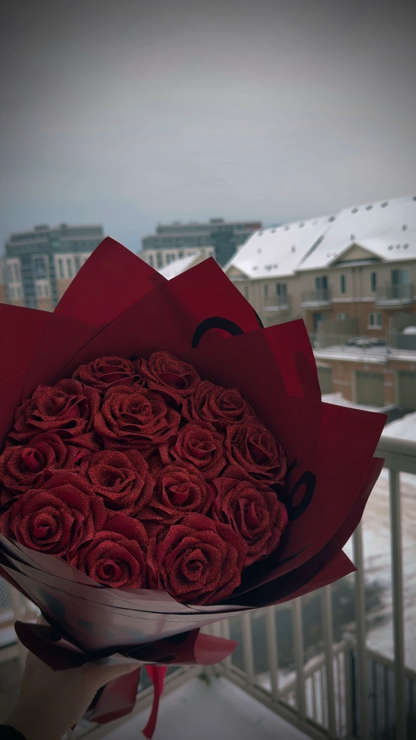 Bouquet of 12 Glittery Red Roses - photo 3