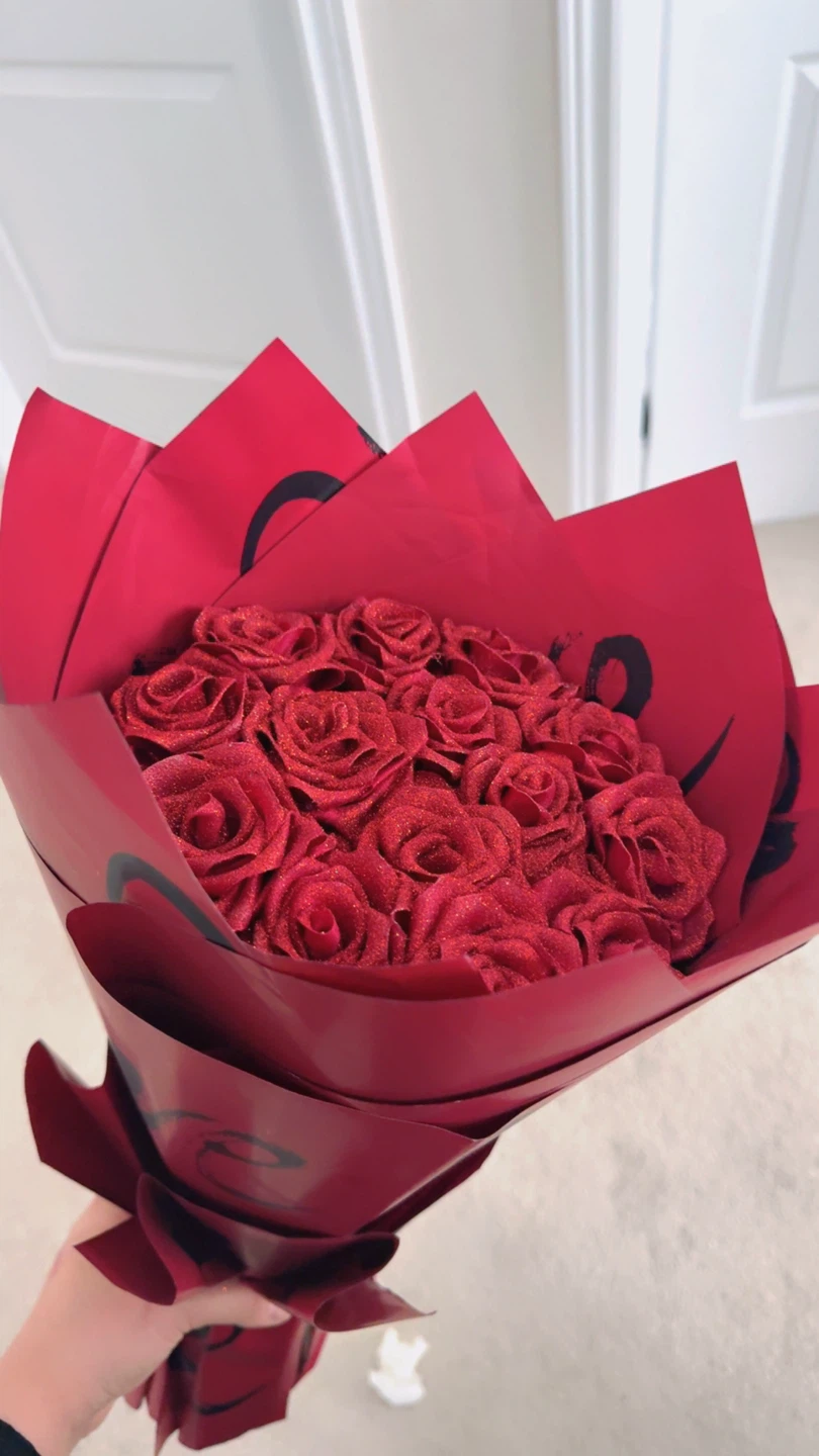 Bouquet of 12 Glittery Red Roses - photo 4