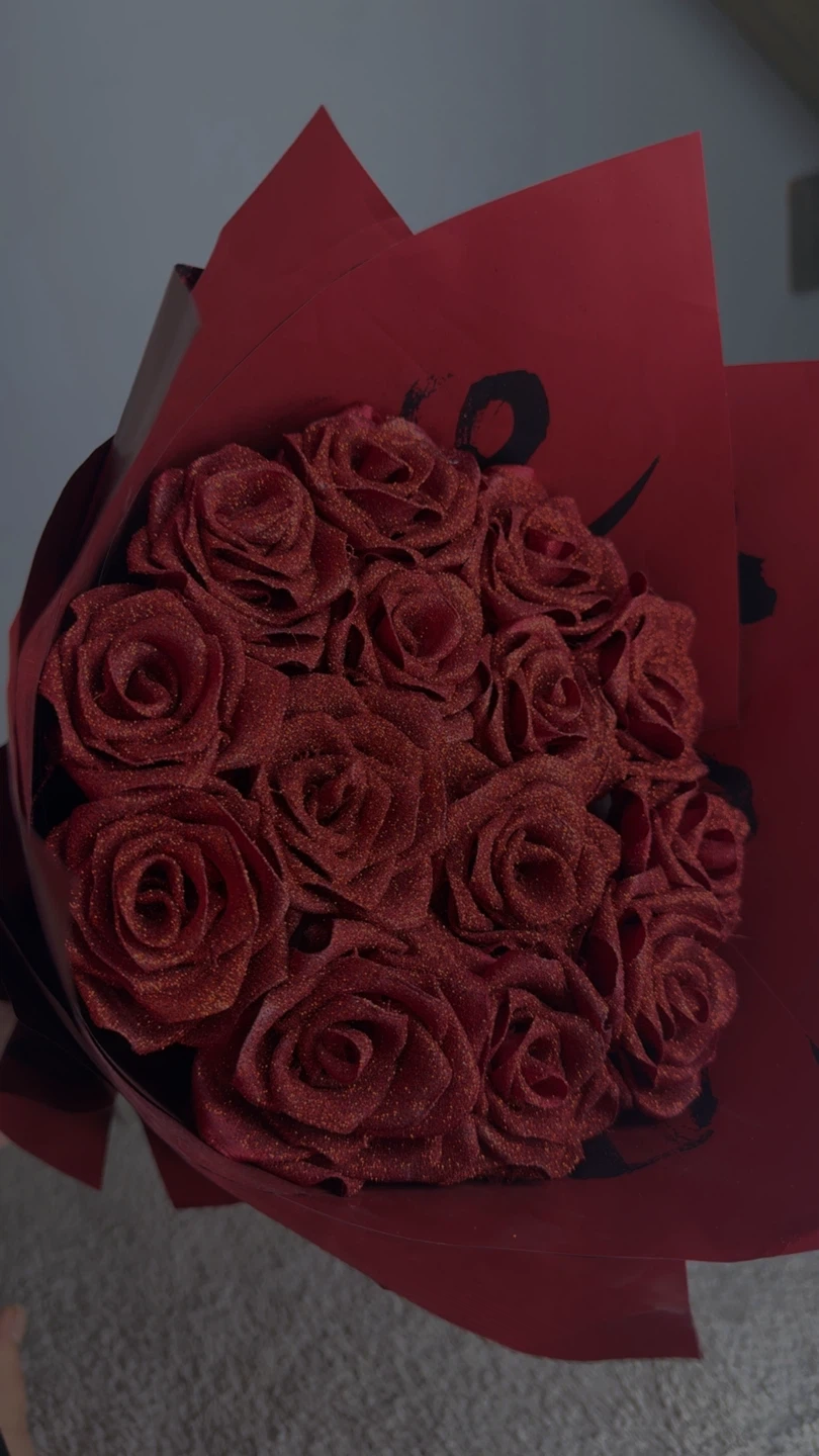 Bouquet of 12 Glittery Red Roses - photo 5